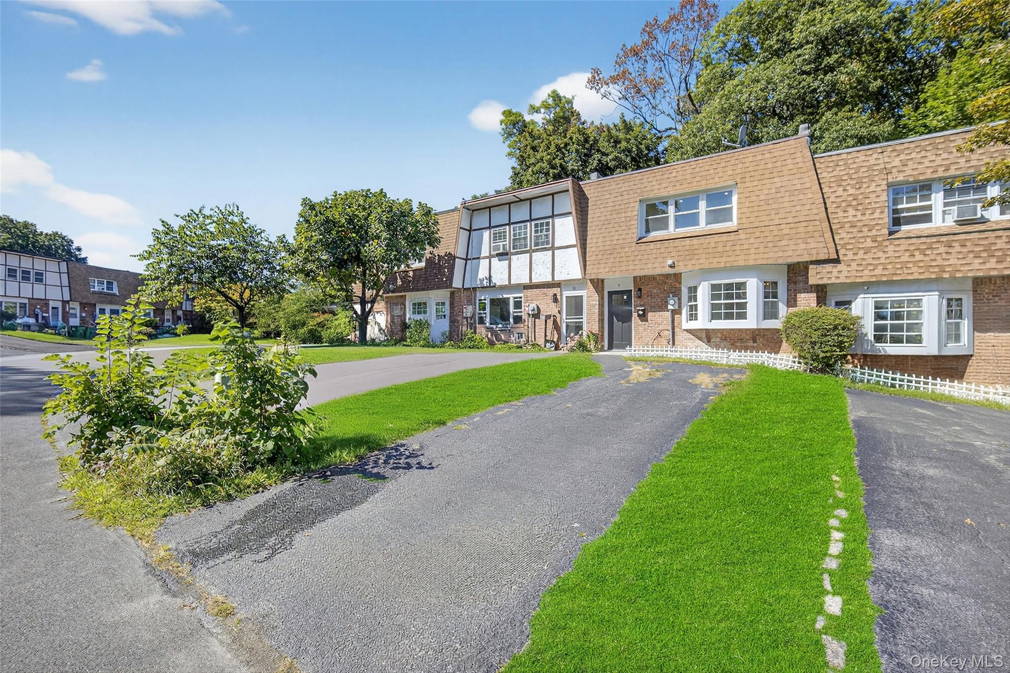 #2 photo, 8 Roundtree Court, Beacon , NY 12508