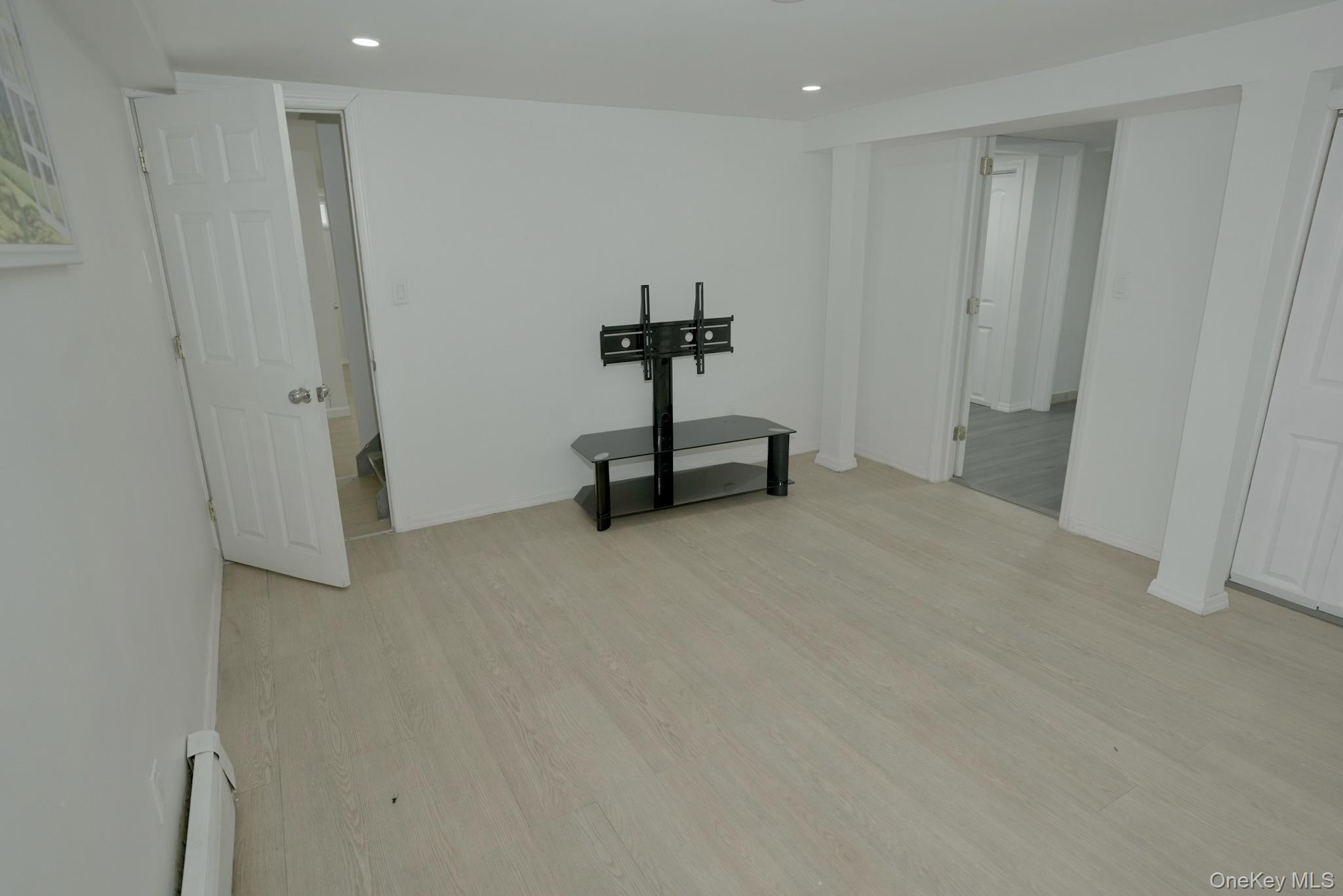 #3 photo, 61 Astor, ナッソー郡 Roosevelt , NY 11575