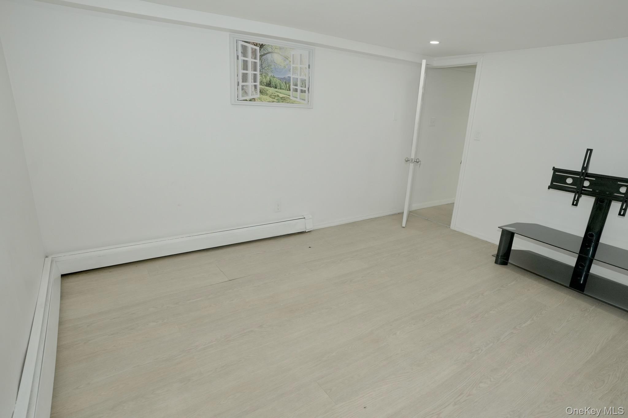 #4 photo, 61 Astor, ナッソー郡 Roosevelt , NY 11575