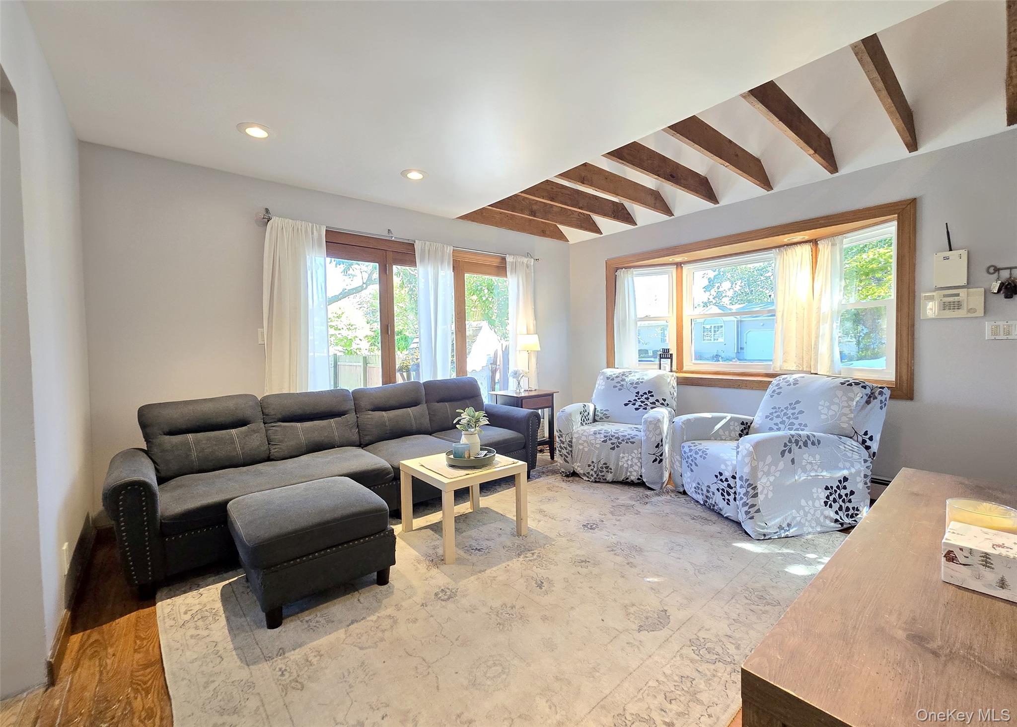 #1 photo, 33 Sherwood Drive, サフォーク郡 Mastic Beach , NY 11951