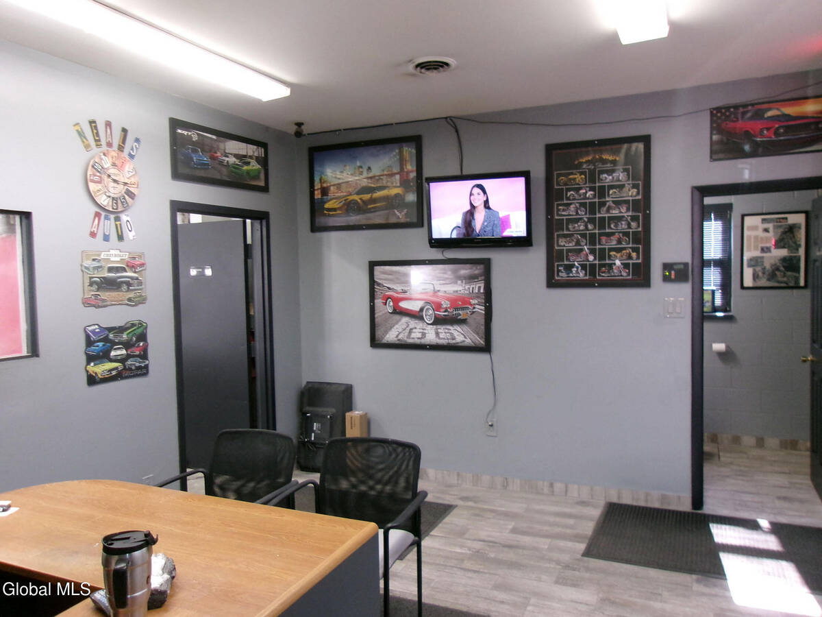 #11 photo, 2127 Central Avenue, Colonie , NY 12304