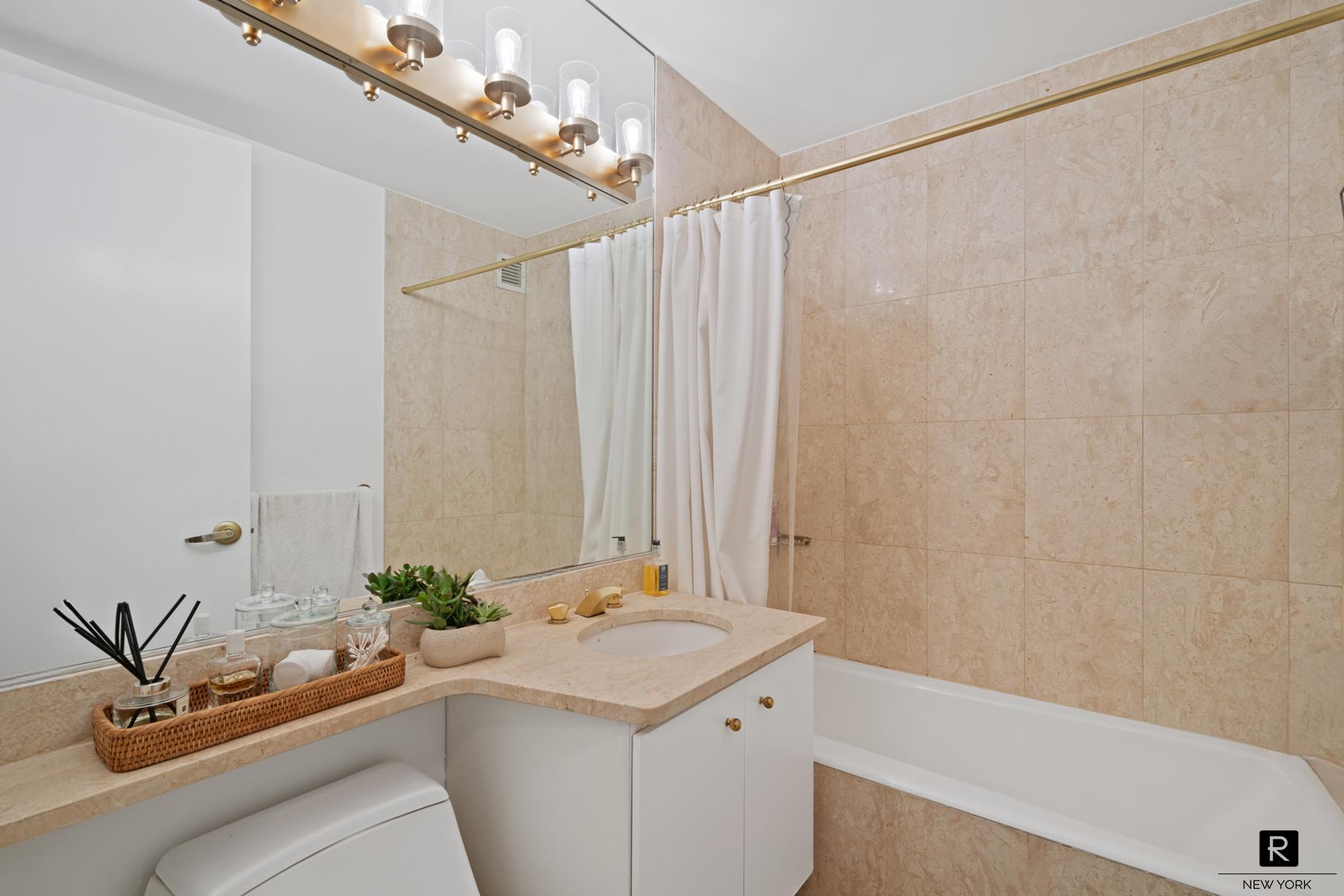 #7 photo, 1965 Broadway, マンハッタン Lincoln Square , NY 10023