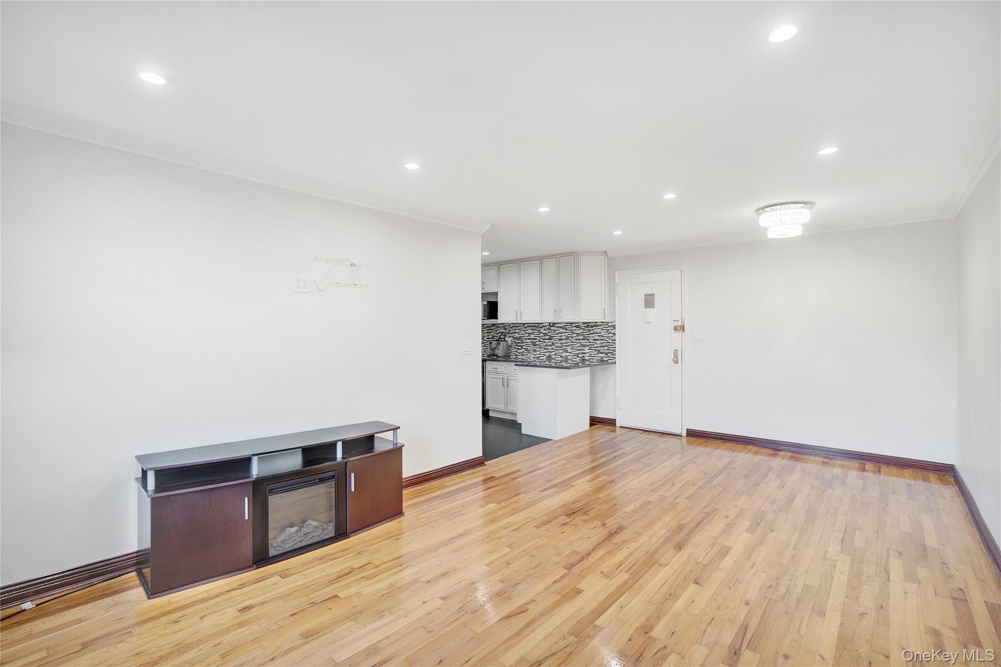 #3 photo, 141-30 84 Road, クイーンズ区 Briarwood , NY 11435