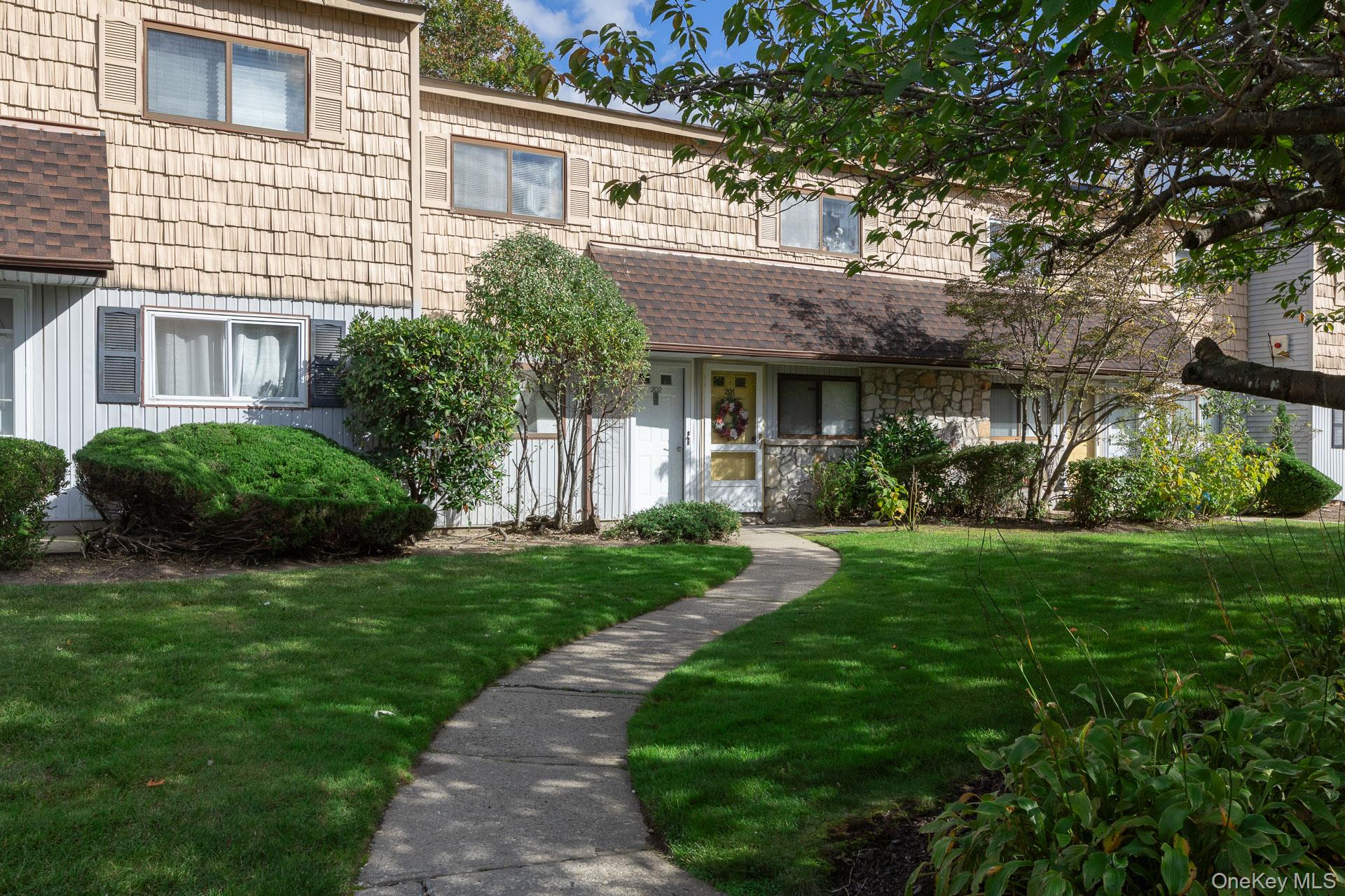 #1 photo, 202 Pointe Circle North, サフォーク郡 Coram , NY 11727