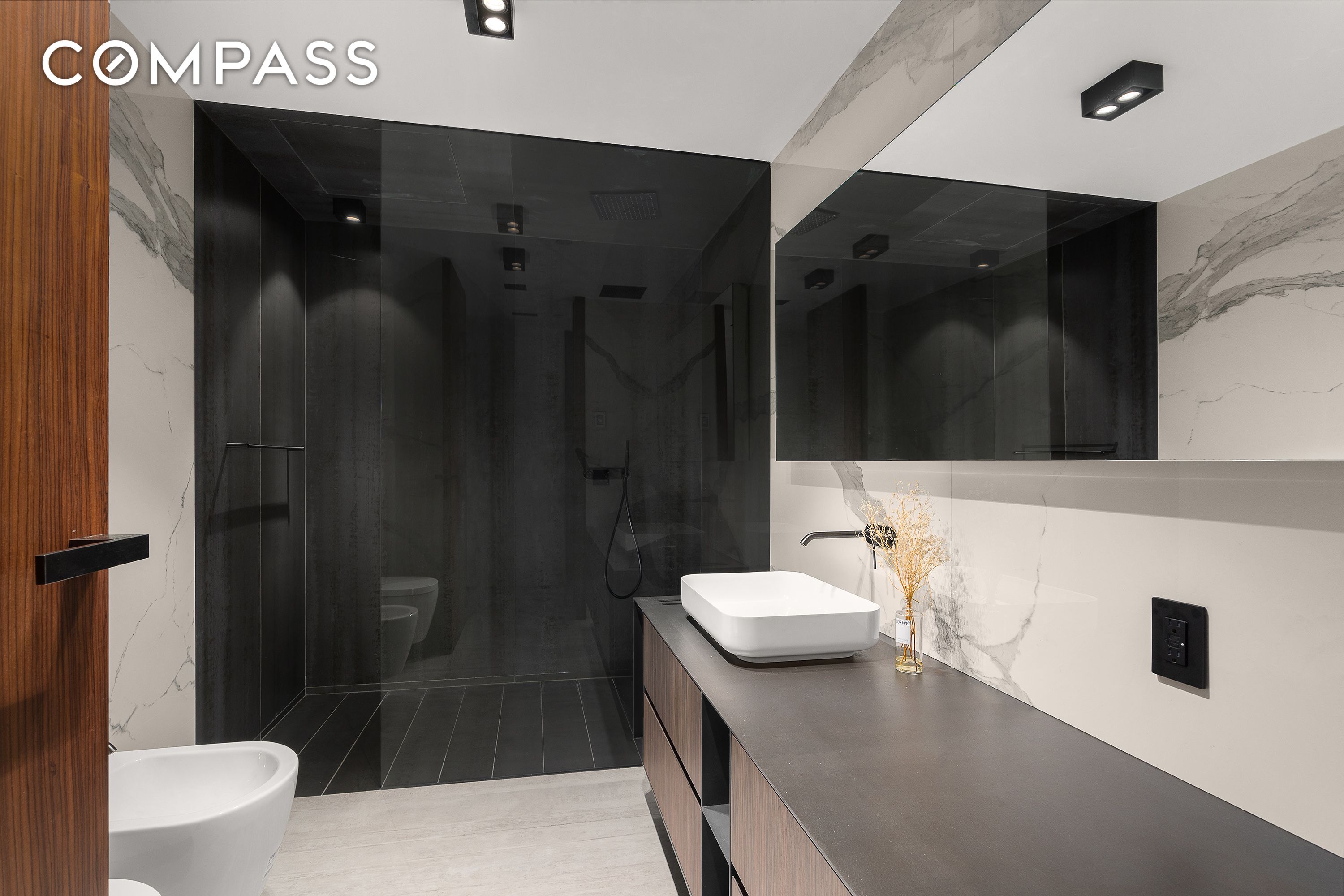 #6 photo, 619 E 6th Street, マンハッタン East Village , NY 10009