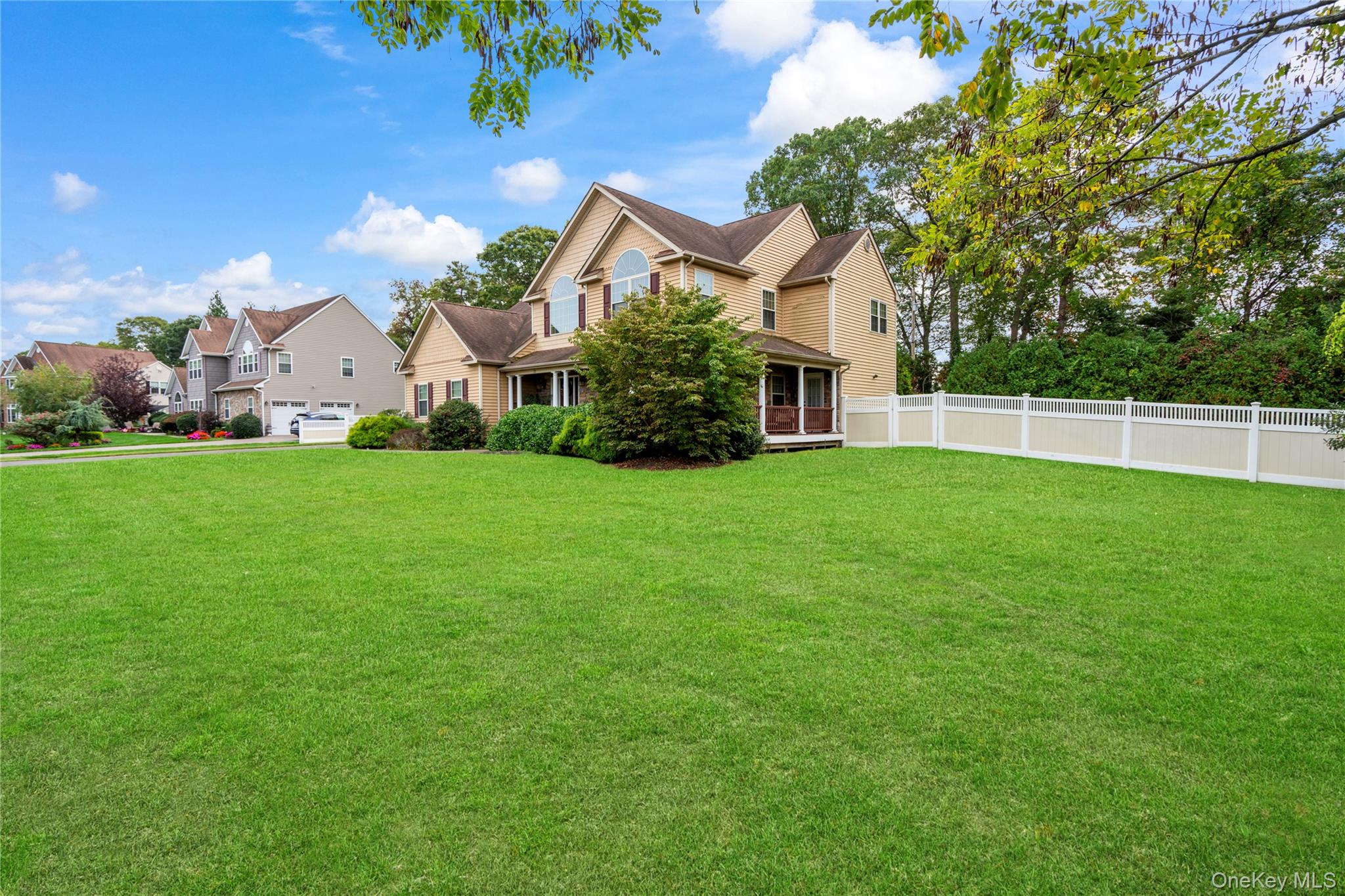 #2 photo, 22 Southview Circle, サフォーク郡 Lake Grove , NY 11755