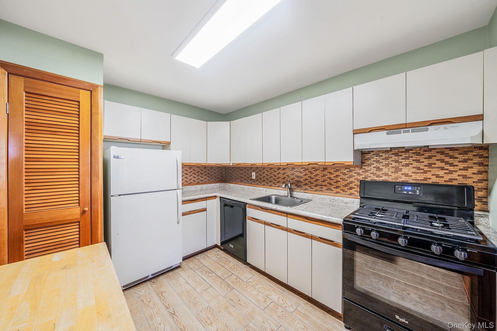 #16 photo, 330 Lakeland Avenue, サフォーク郡 Sayville , NY 11782