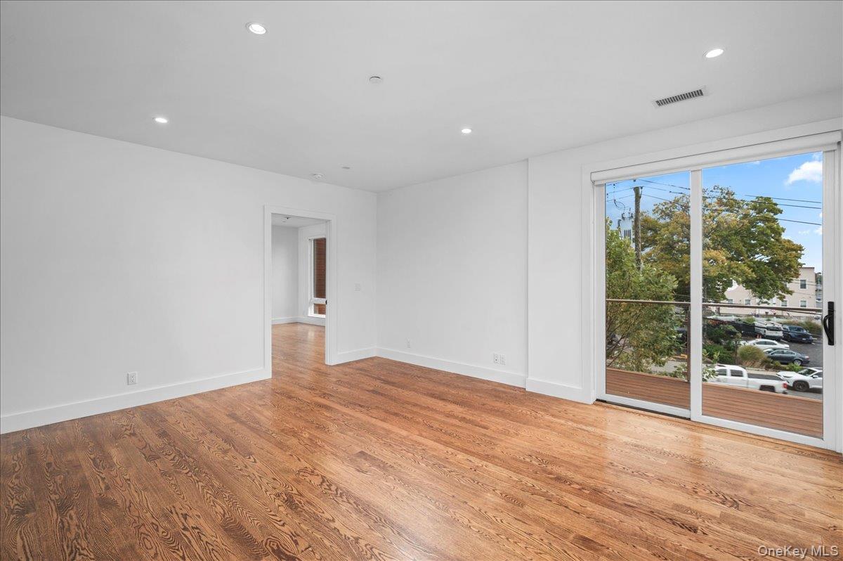 #3 photo, 422 E Boston Post Road, Mamaroneck , NY 10543