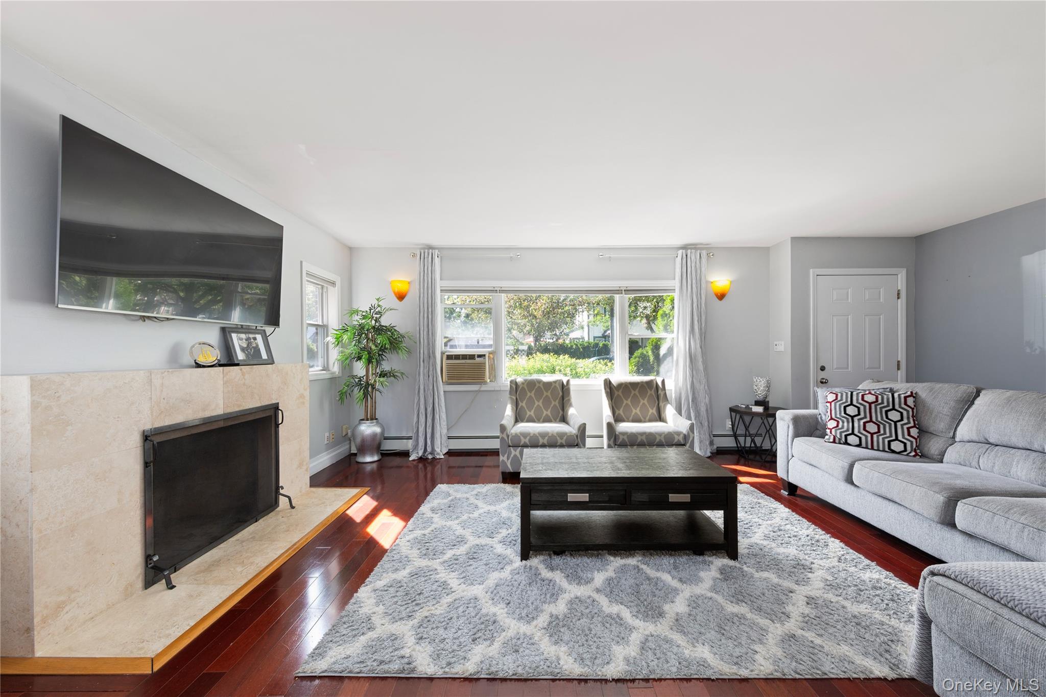 #1 photo, 355 1st Street, ناسو Mineola , NY 11501