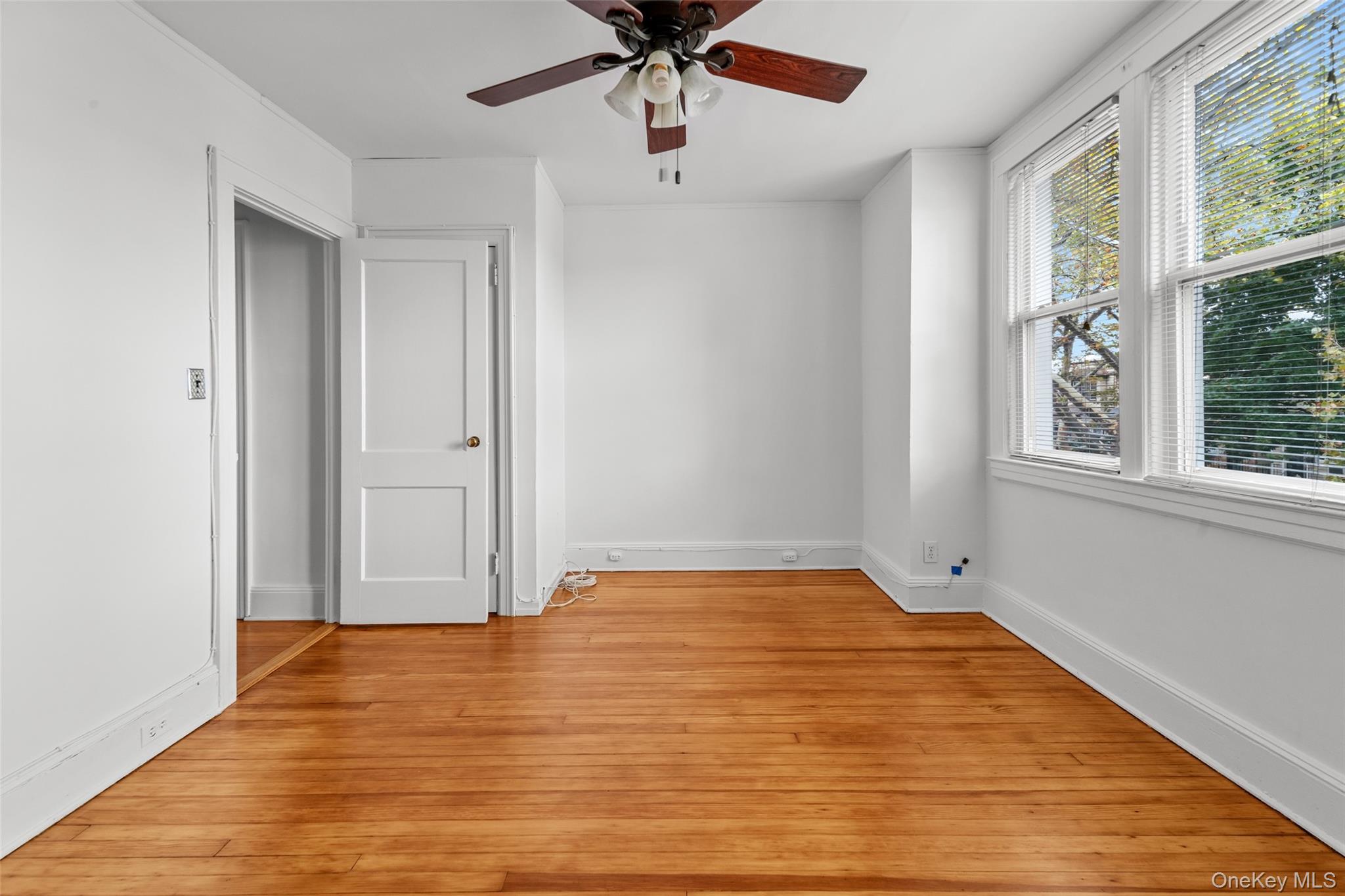 #10 photo, 6924 67th Pl, クイーンズ区 Glendale , NY 11385