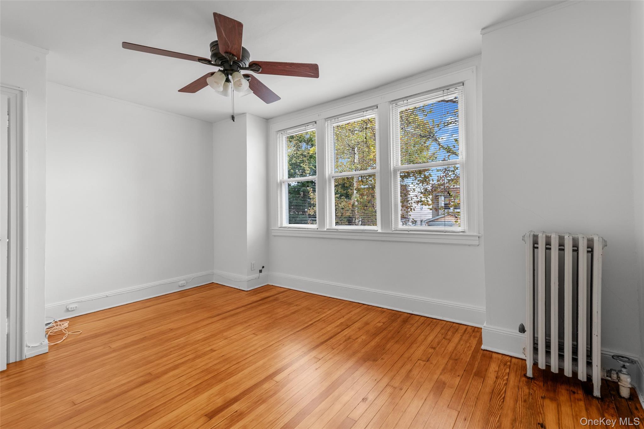 #11 photo, 6924 67th Pl, クイーンズ区 Glendale , NY 11385