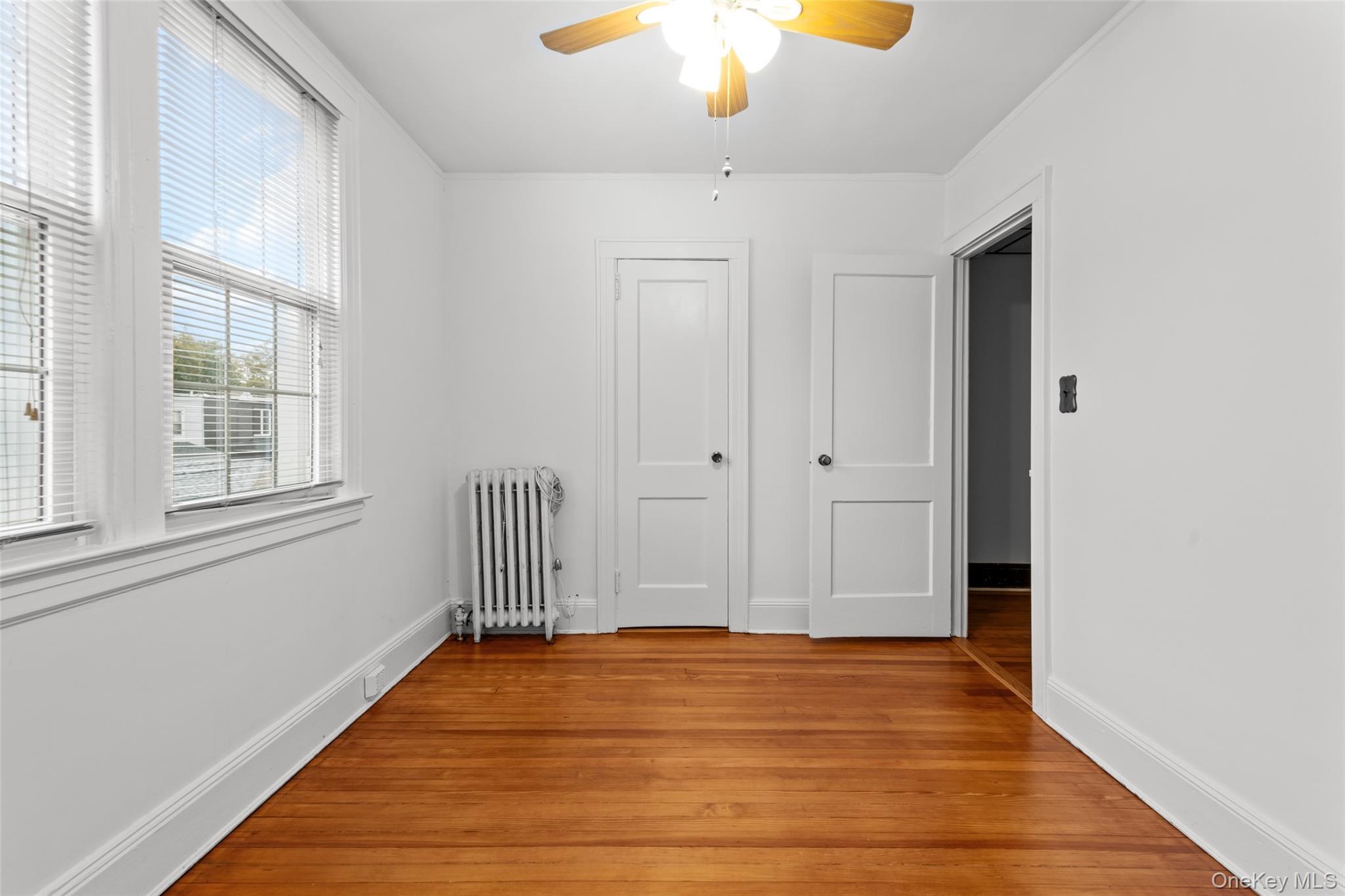 #12 photo, 6924 67th Pl, クイーンズ区 Glendale , NY 11385