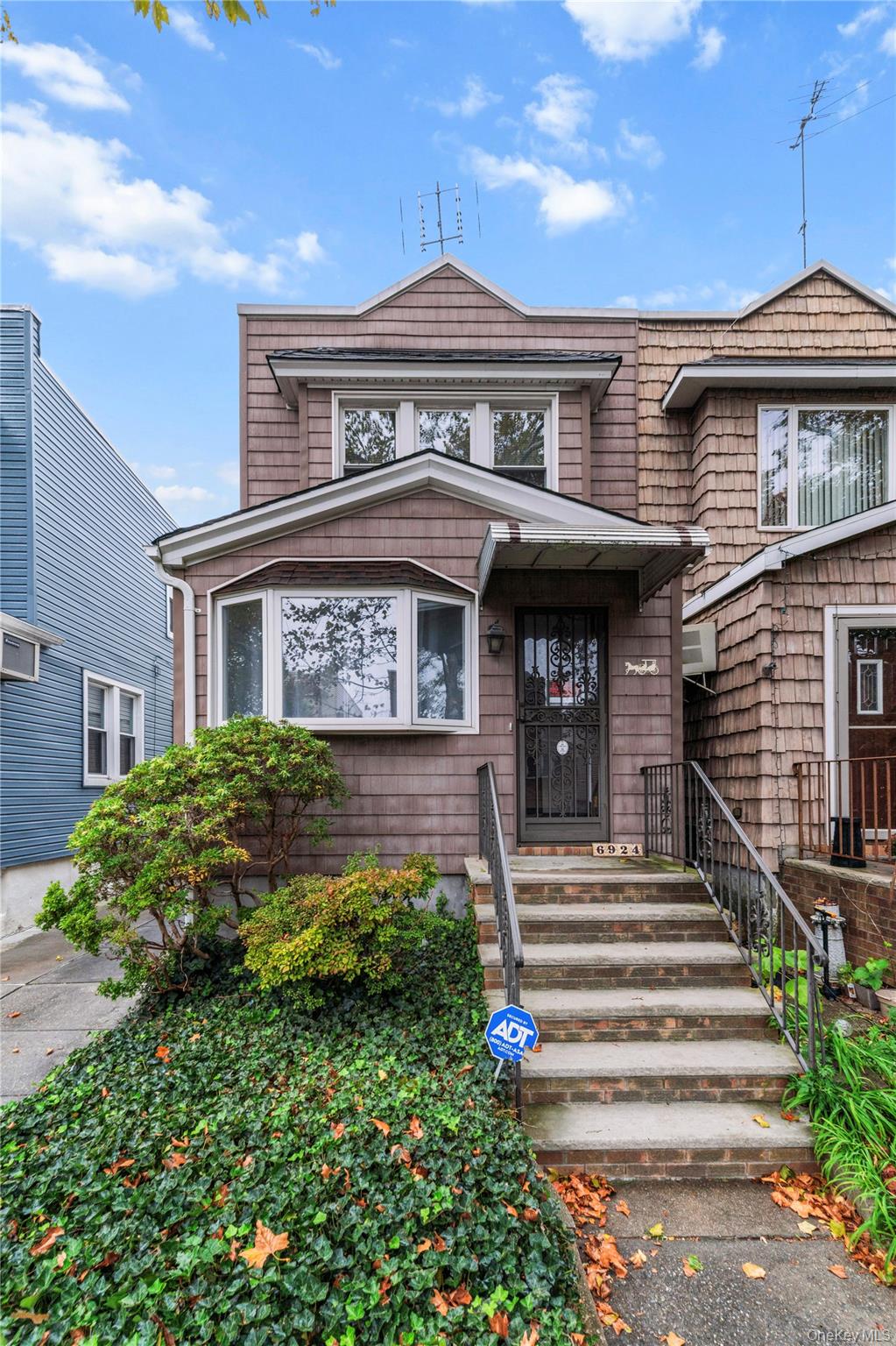 #2 photo, 6924 67th Pl, クイーンズ区 Glendale , NY 11385