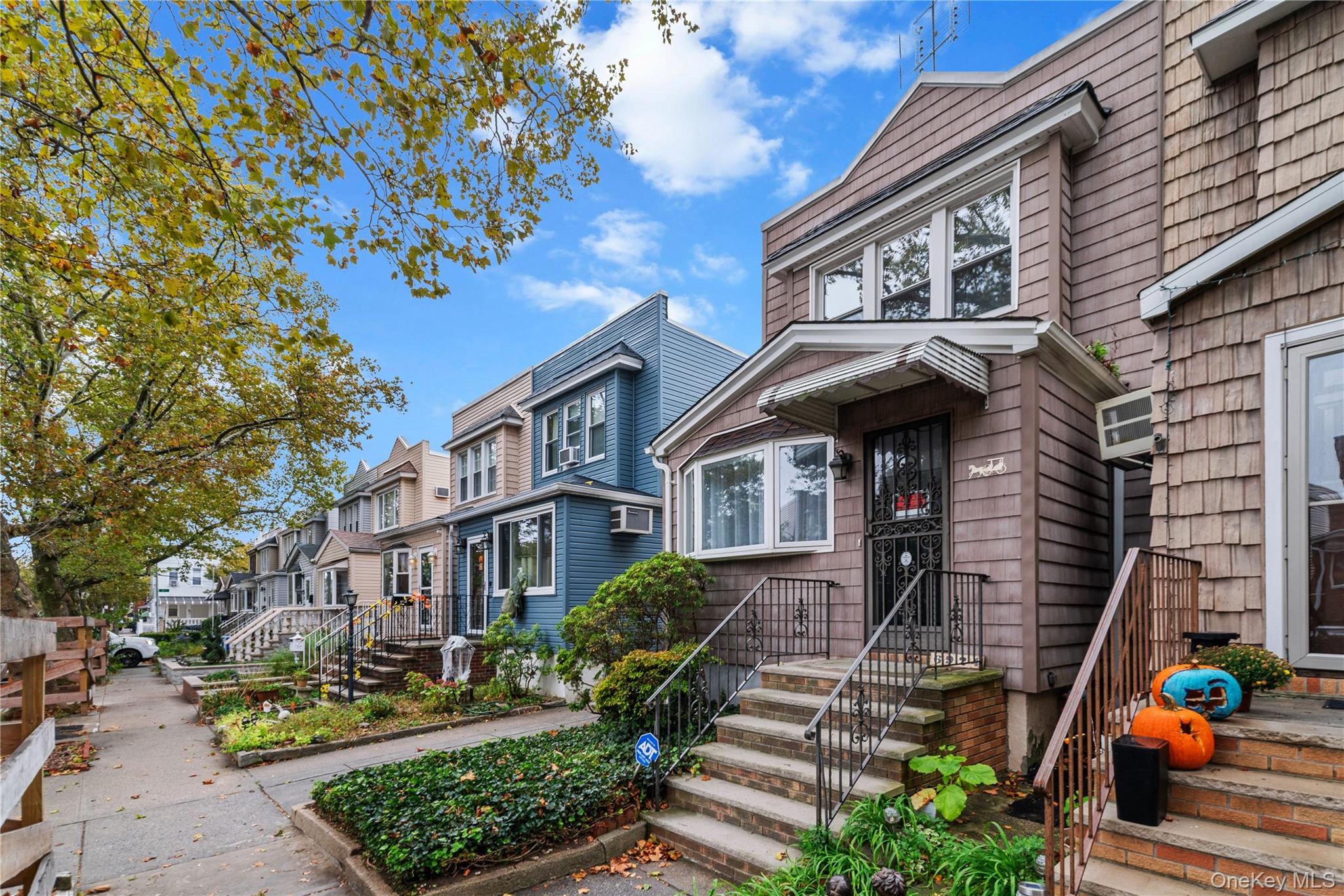 #3 photo, 6924 67th Pl, クイーンズ区 Glendale , NY 11385