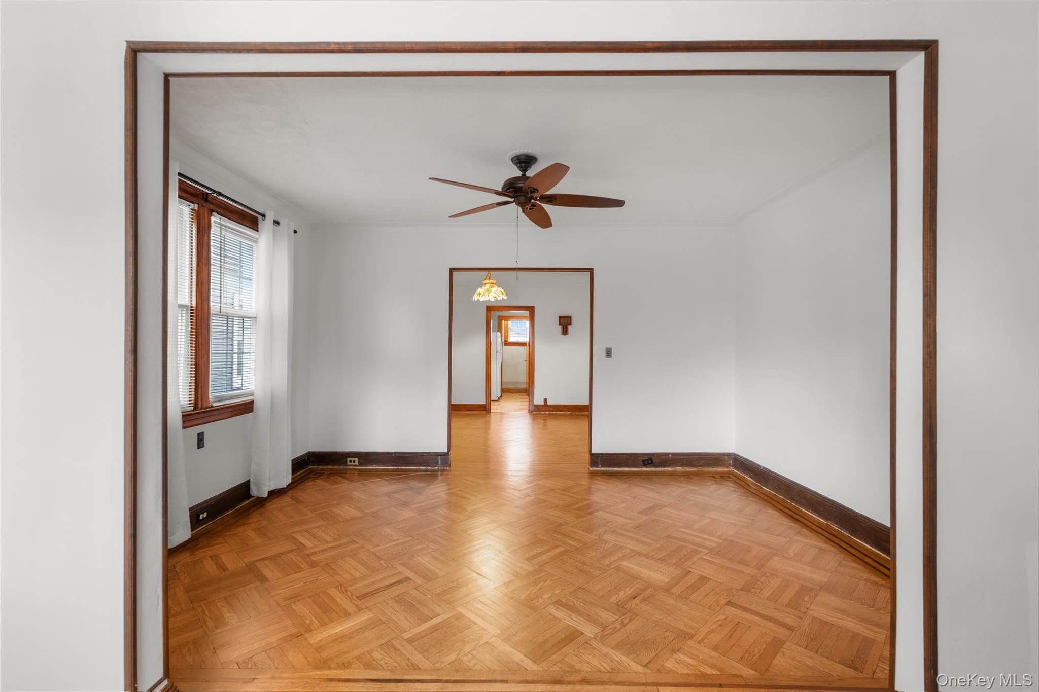 #6 photo, 6924 67th Pl, クイーンズ区 Glendale , NY 11385