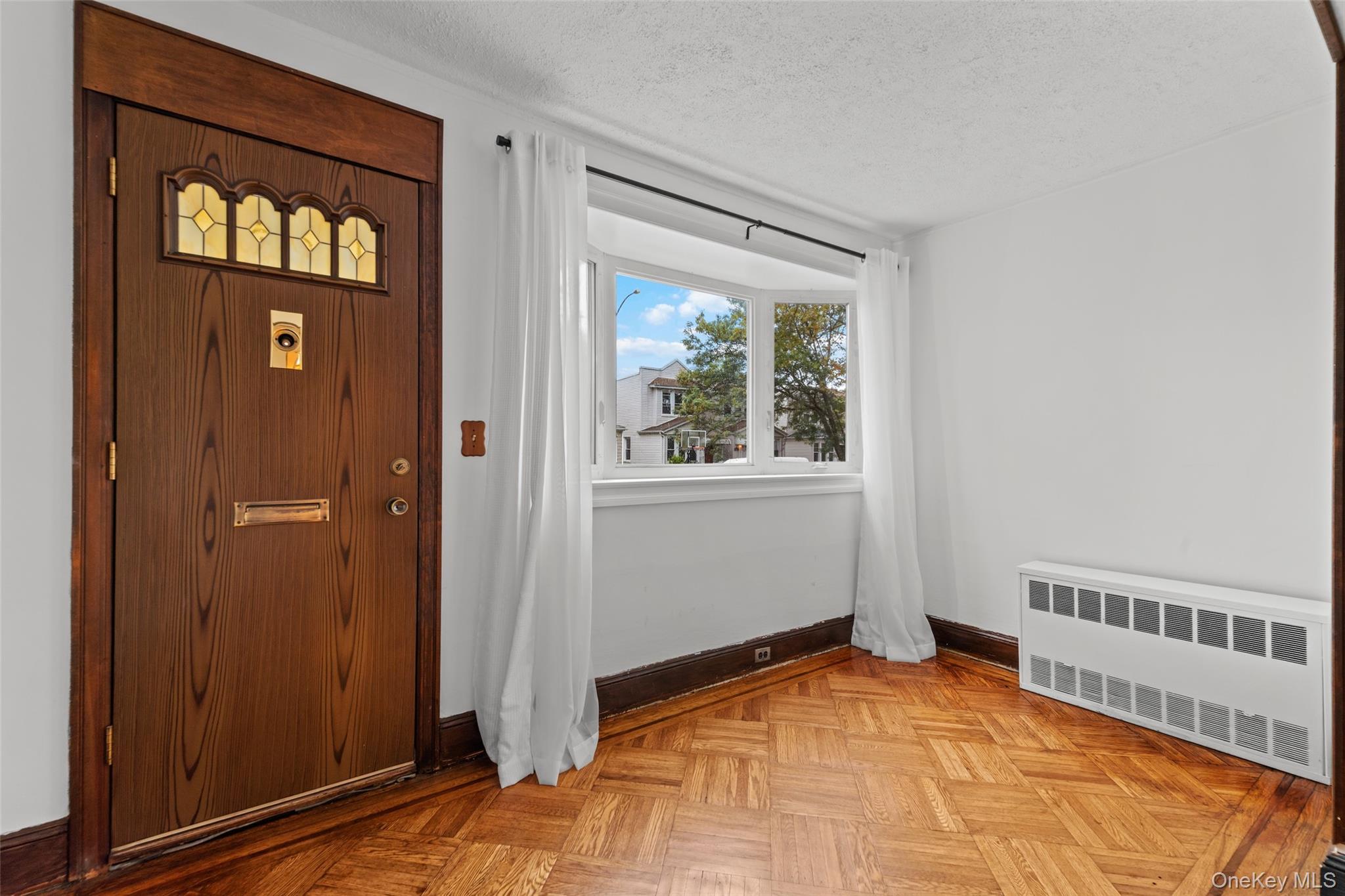 #7 photo, 6924 67th Pl, クイーンズ区 Glendale , NY 11385