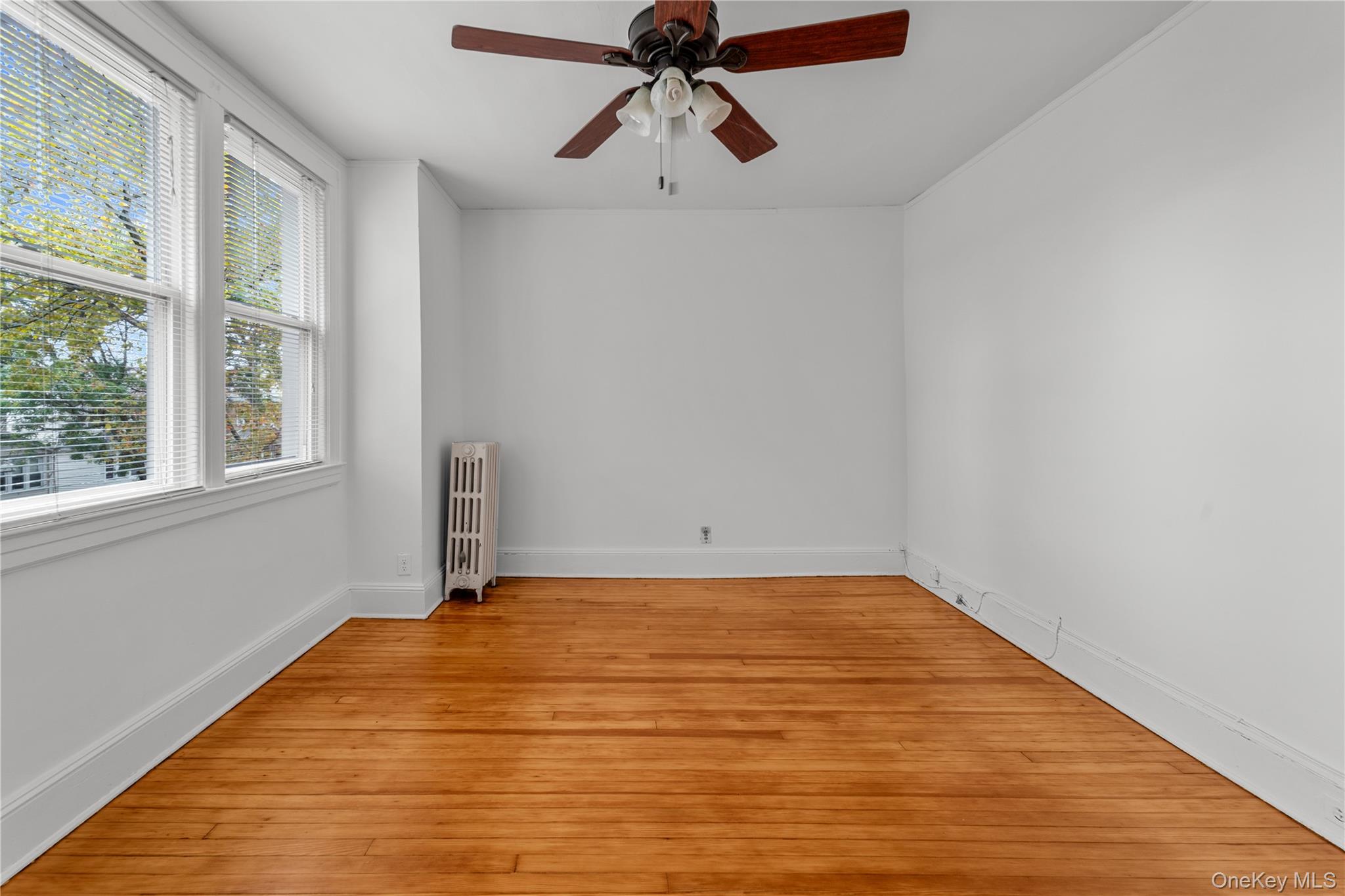 #8 photo, 6924 67th Pl, クイーンズ区 Glendale , NY 11385