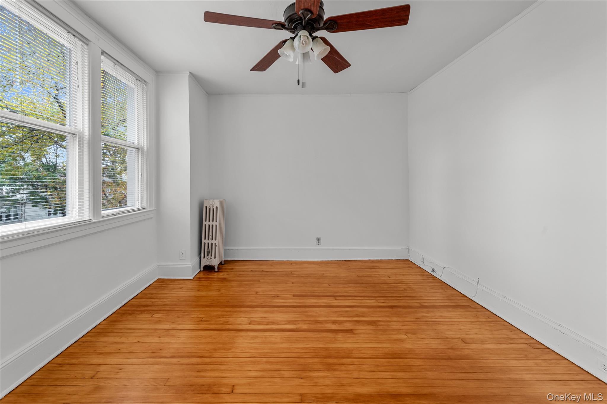 #9 photo, 6924 67th Pl, クイーンズ区 Glendale , NY 11385