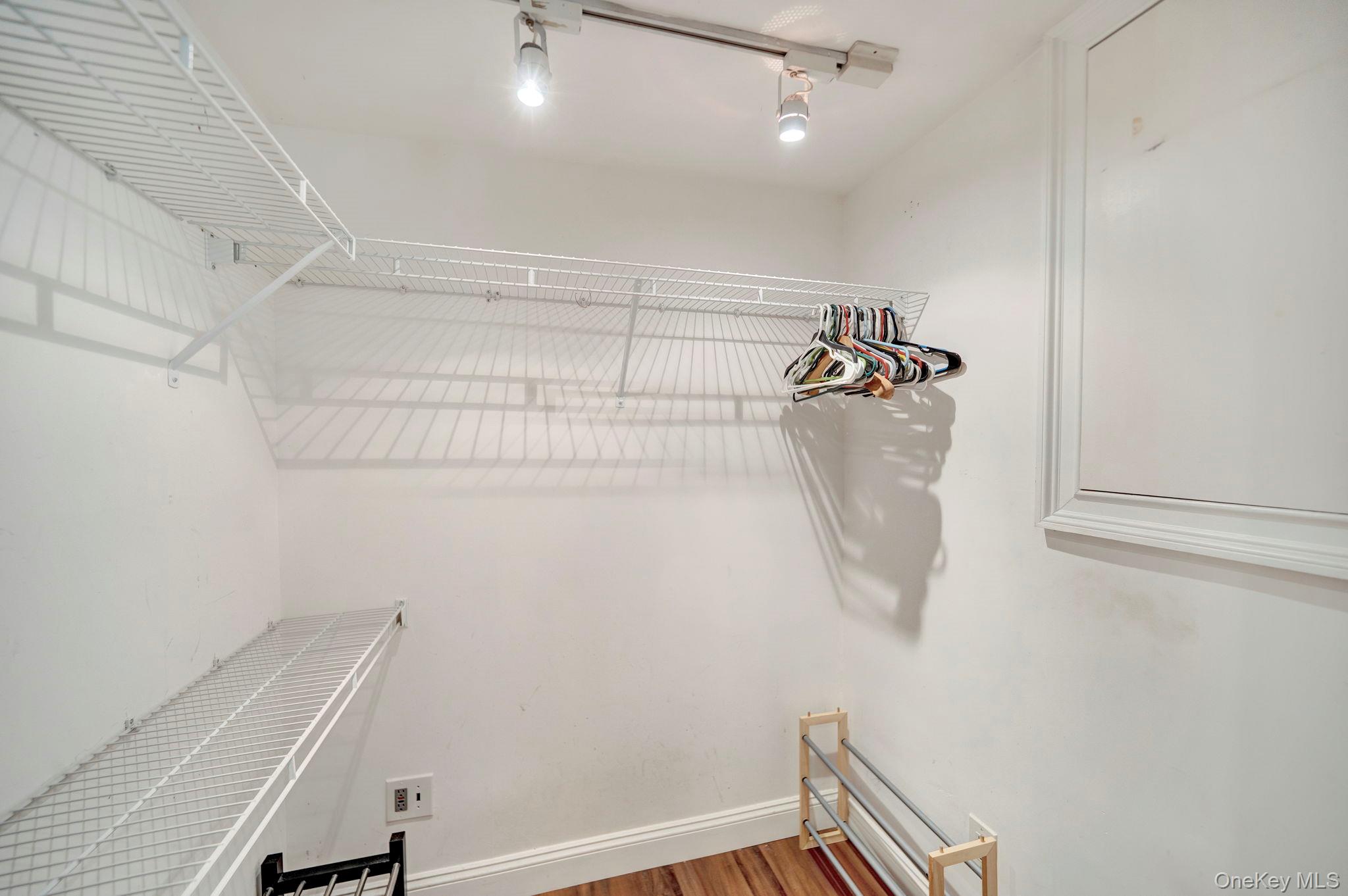 #8 photo, 26 Lindner, サフォーク郡 Smithtown , NY 11787