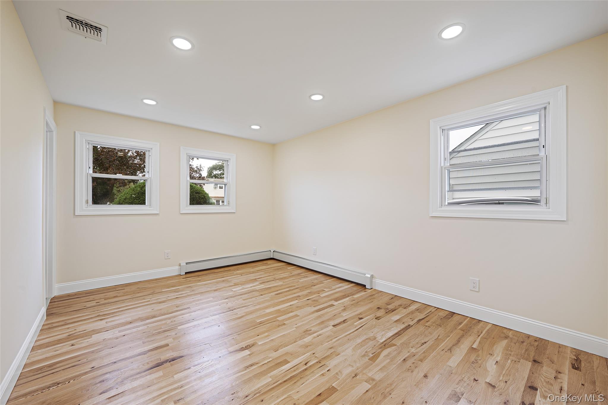 #14 photo, 761 Barkley Avenue, ナッソー郡 East Meadow , NY 11554