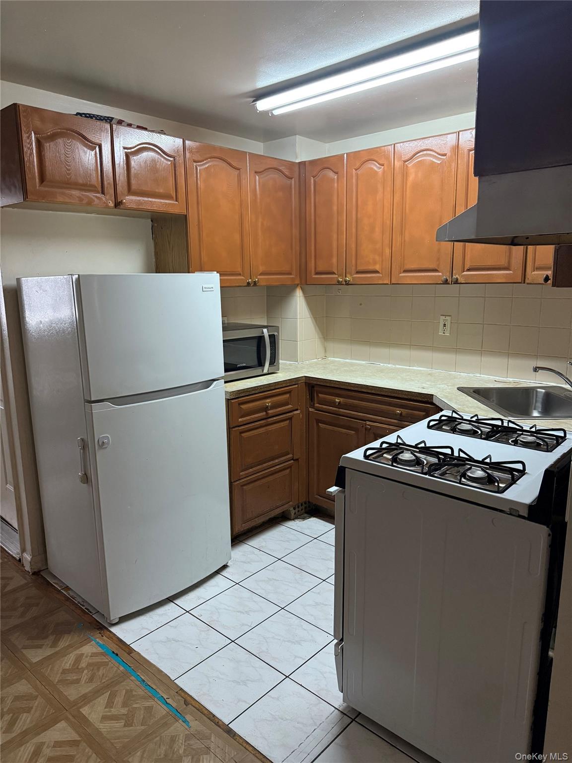 #3 photo, 3541 Barnes Avenue, ブロンクス区 Bronx , NY 10467