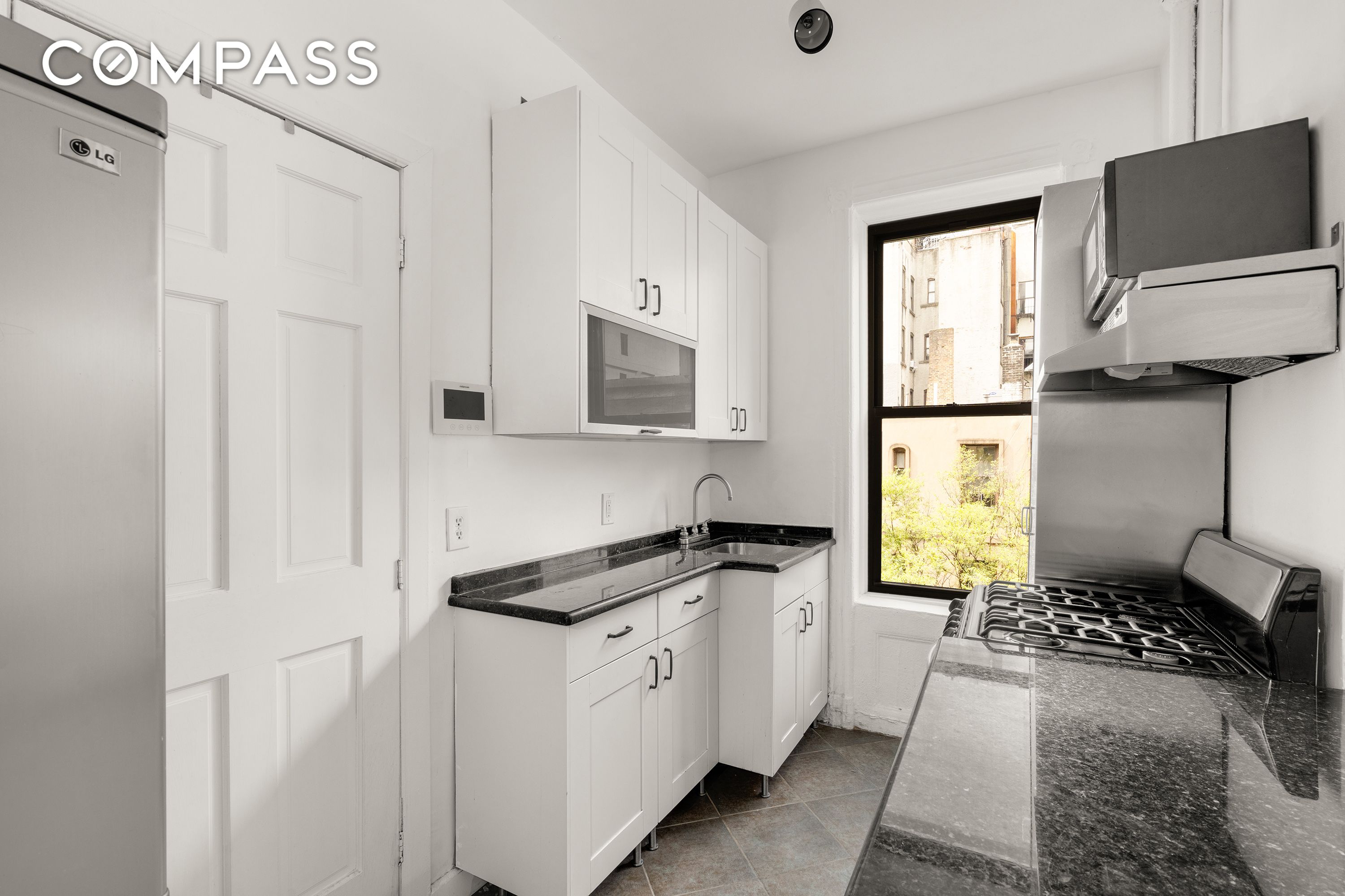 #3 photo, 327 E 3rd Street, マンハッタン East Village , NY 10009