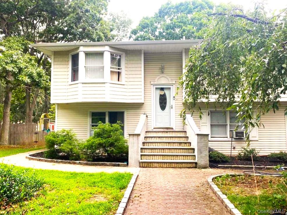 #1 photo, 307 S Bicycle Path, サフォーク郡 Farmingville , NY 11738