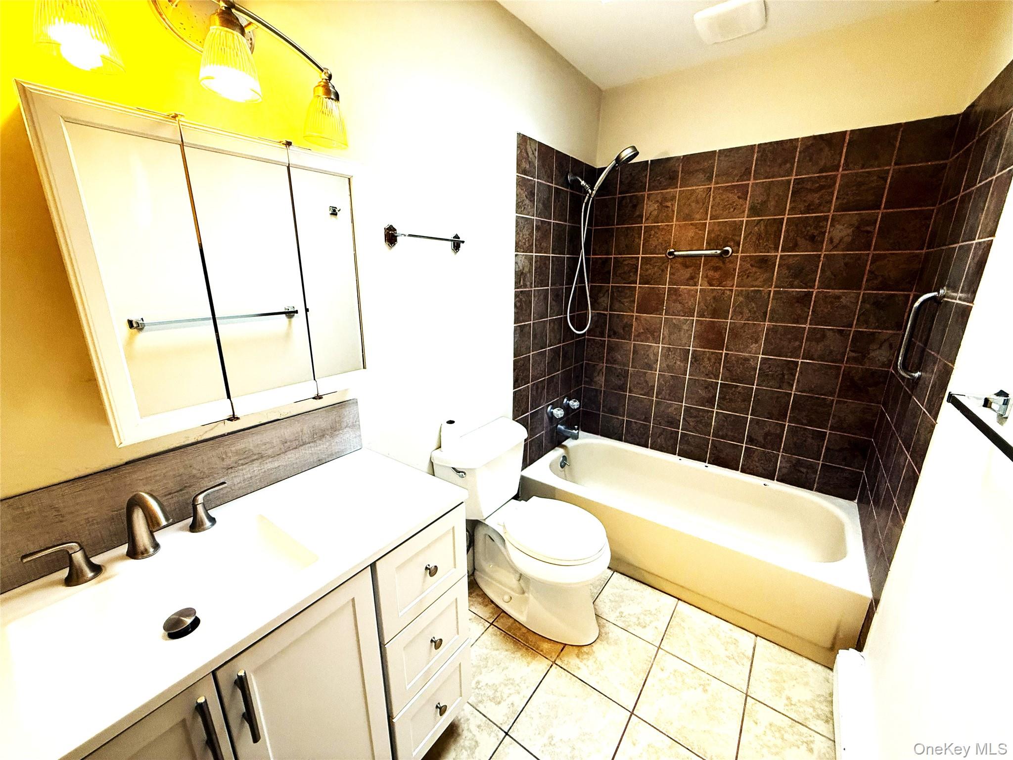 #14 photo, 307 S Bicycle Path, サフォーク郡 Farmingville , NY 11738