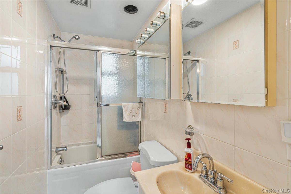 #13 photo, 64-65 Cloverdale Boulevard, クイーンズ区 Oakland Gardens , NY 11364