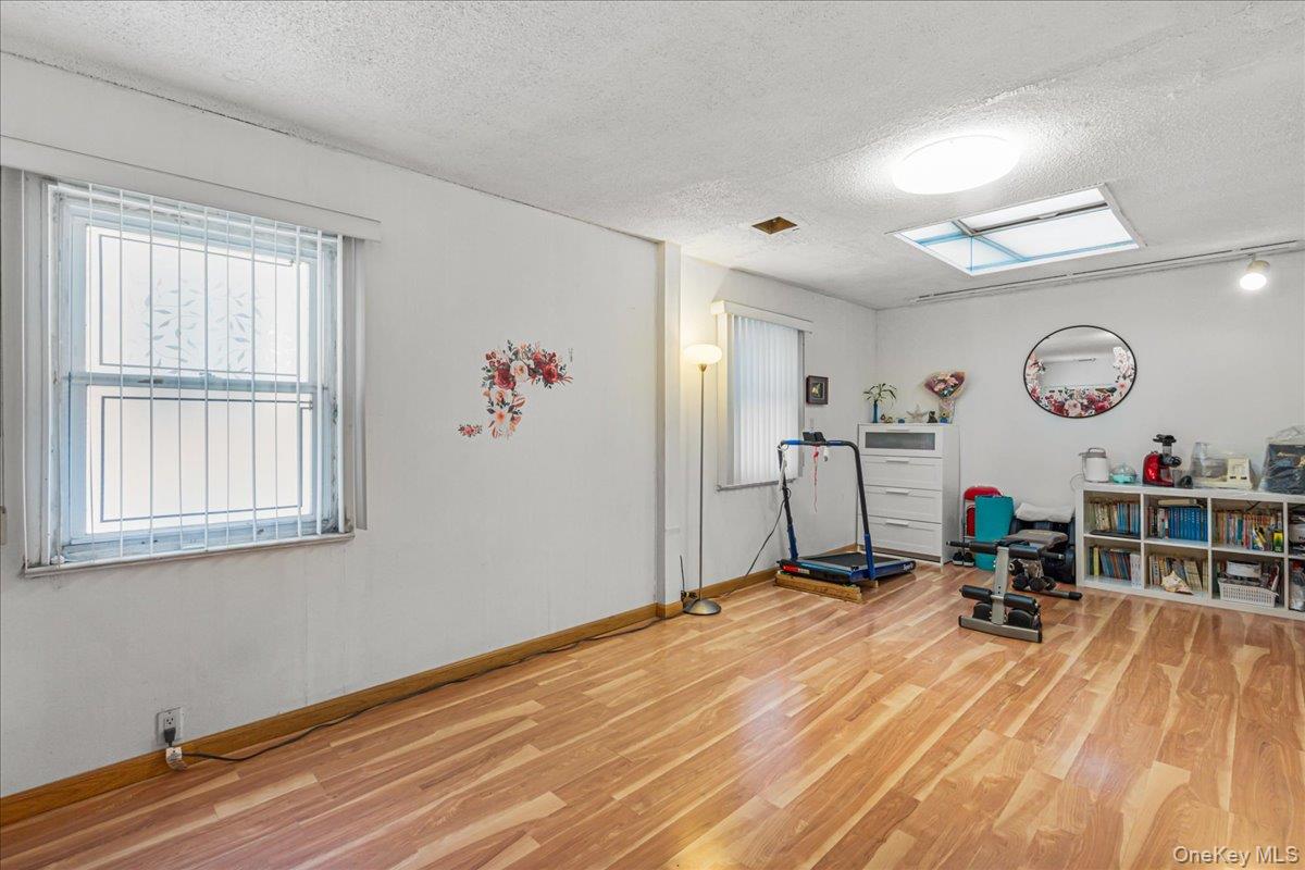 #14 photo, 64-65 Cloverdale Boulevard, クイーンズ区 Oakland Gardens , NY 11364