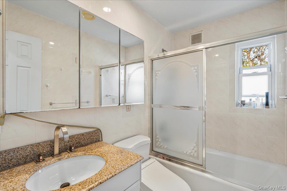 #19 photo, 64-65 Cloverdale Boulevard, クイーンズ区 Oakland Gardens , NY 11364