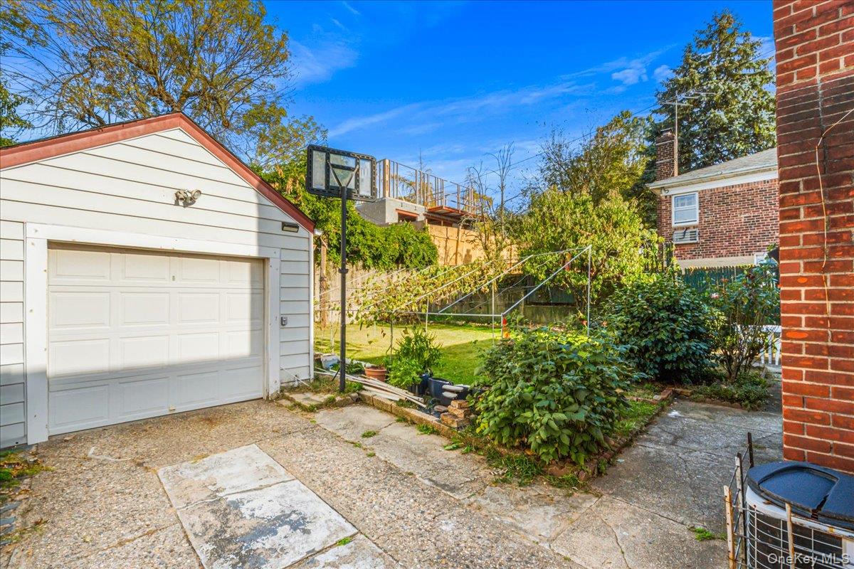 #4 photo, 64-65 Cloverdale Boulevard, クイーンズ区 Oakland Gardens , NY 11364