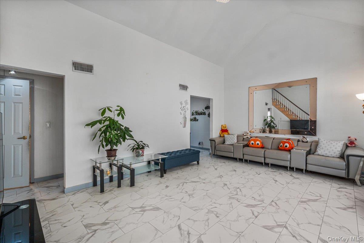 #7 photo, 64-65 Cloverdale Boulevard, クイーンズ区 Oakland Gardens , NY 11364