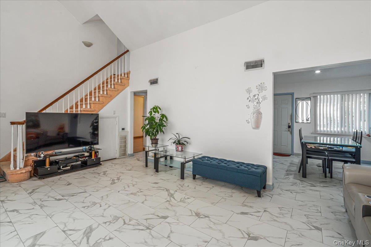 #9 photo, 64-65 Cloverdale Boulevard, クイーンズ区 Oakland Gardens , NY 11364