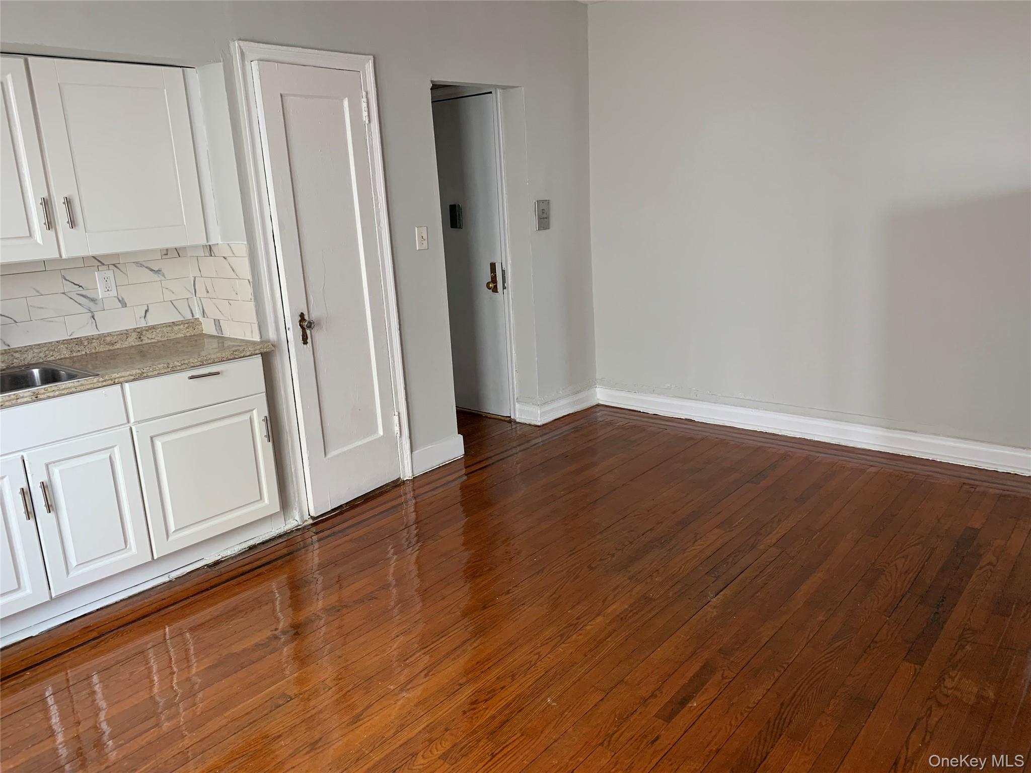 #3 photo, 215 E Broadway, ナッソー郡 Long Beach , NY 11561