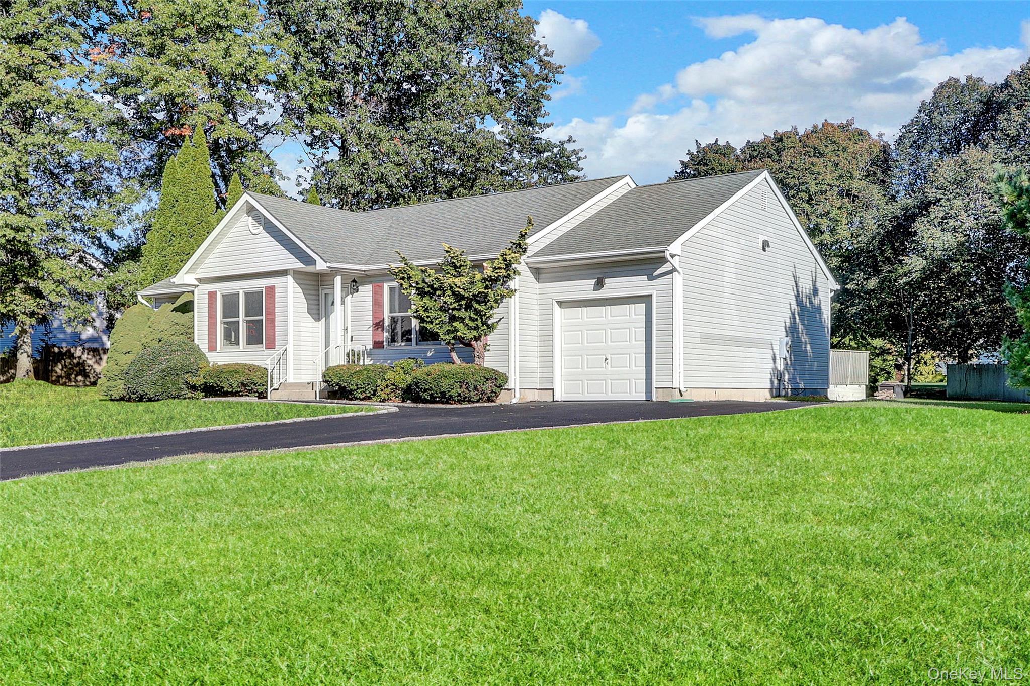 #2 photo, 230 Baywood Drive, サフォーク郡 Baiting Hollow , NY 11933