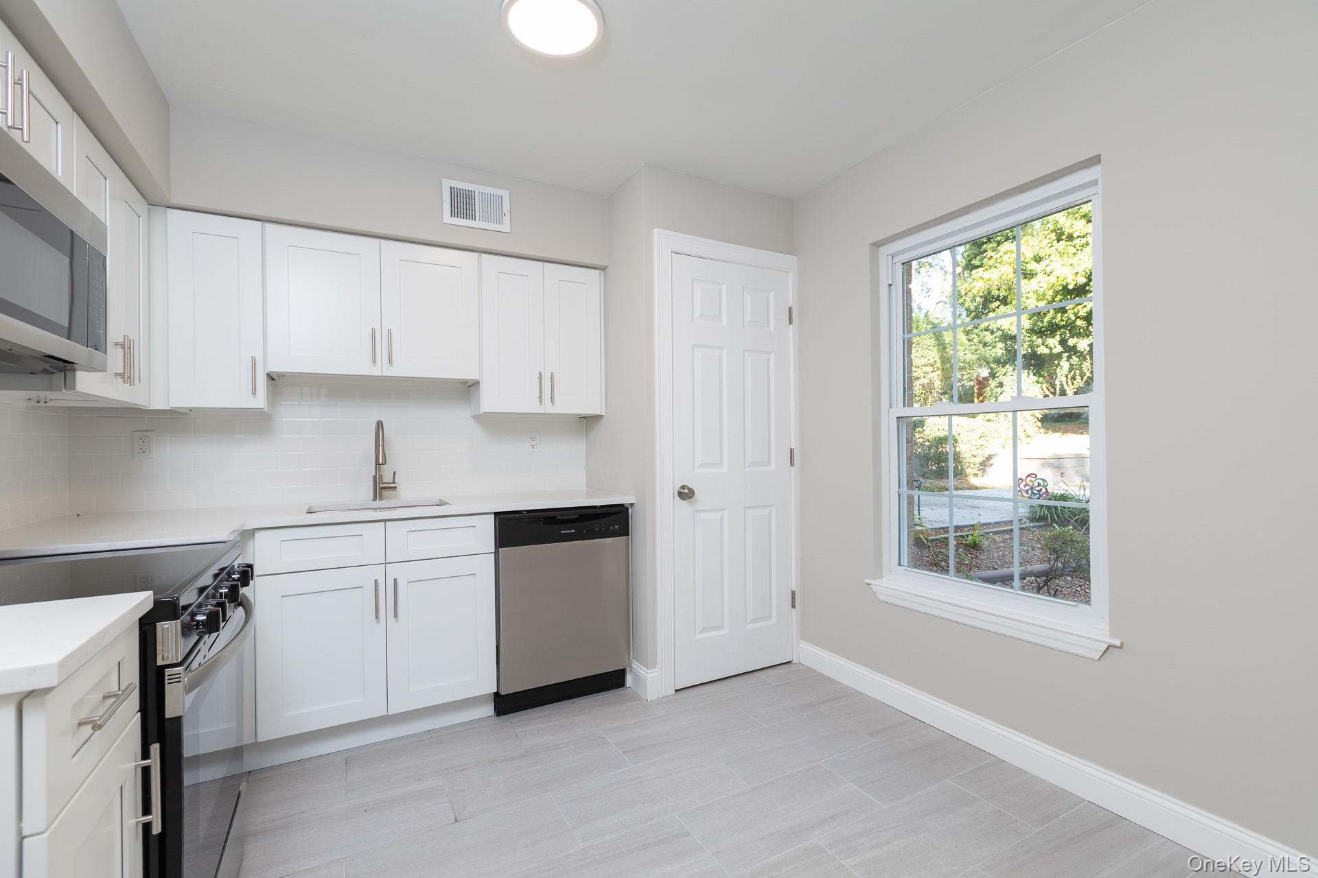 #10 photo, 655 Middle Country Road, 东长岛 科勒姆 Coram , NY 11727