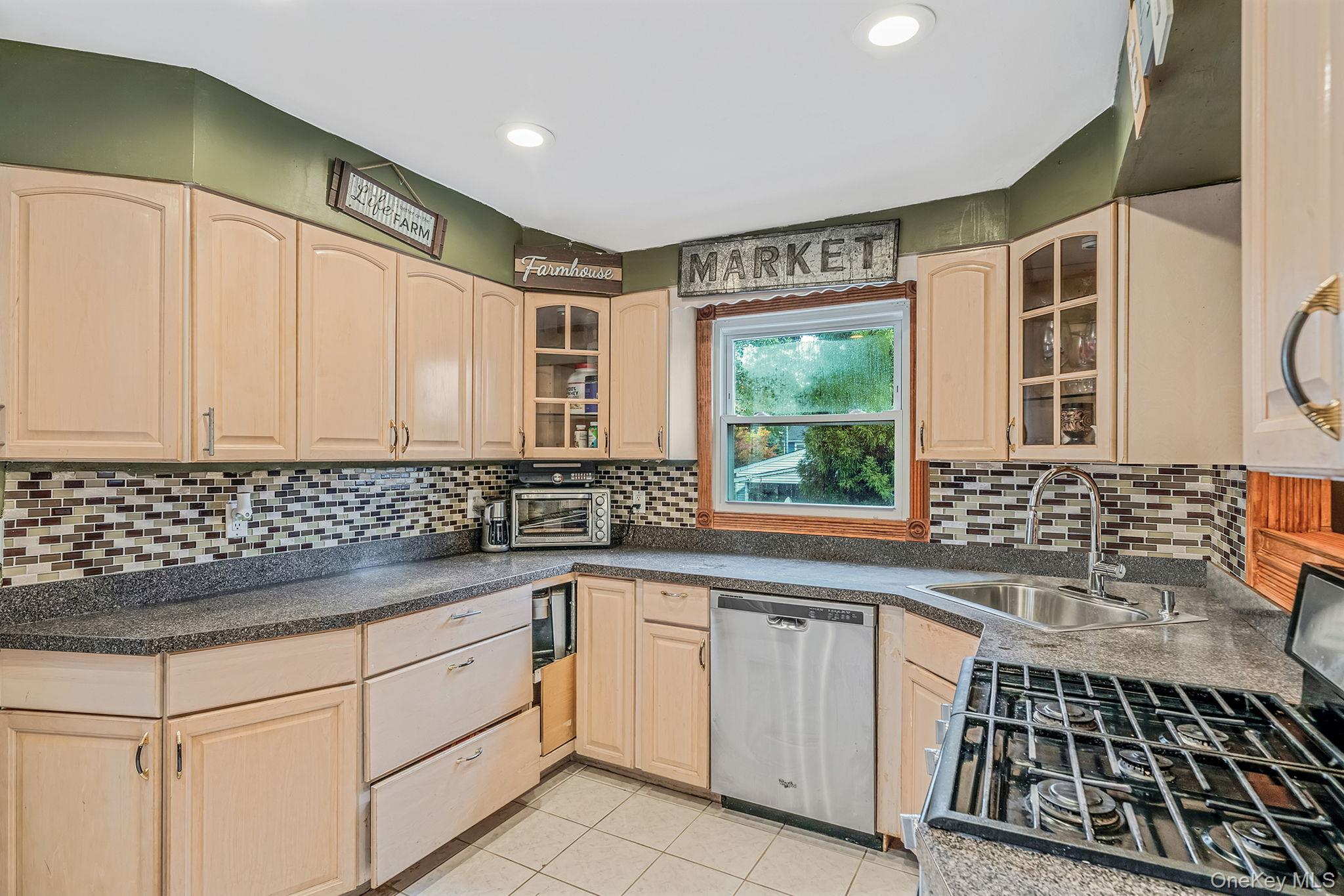 #5 photo, 197 E 2nd Street, サフォーク郡 Deer Park , NY 11729