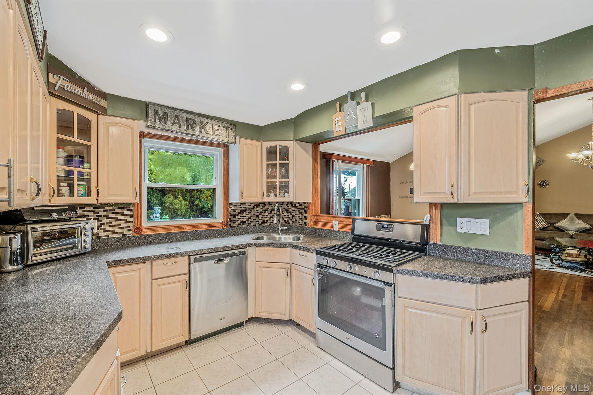 #6 photo, 197 E 2nd Street, サフォーク郡 Deer Park , NY 11729