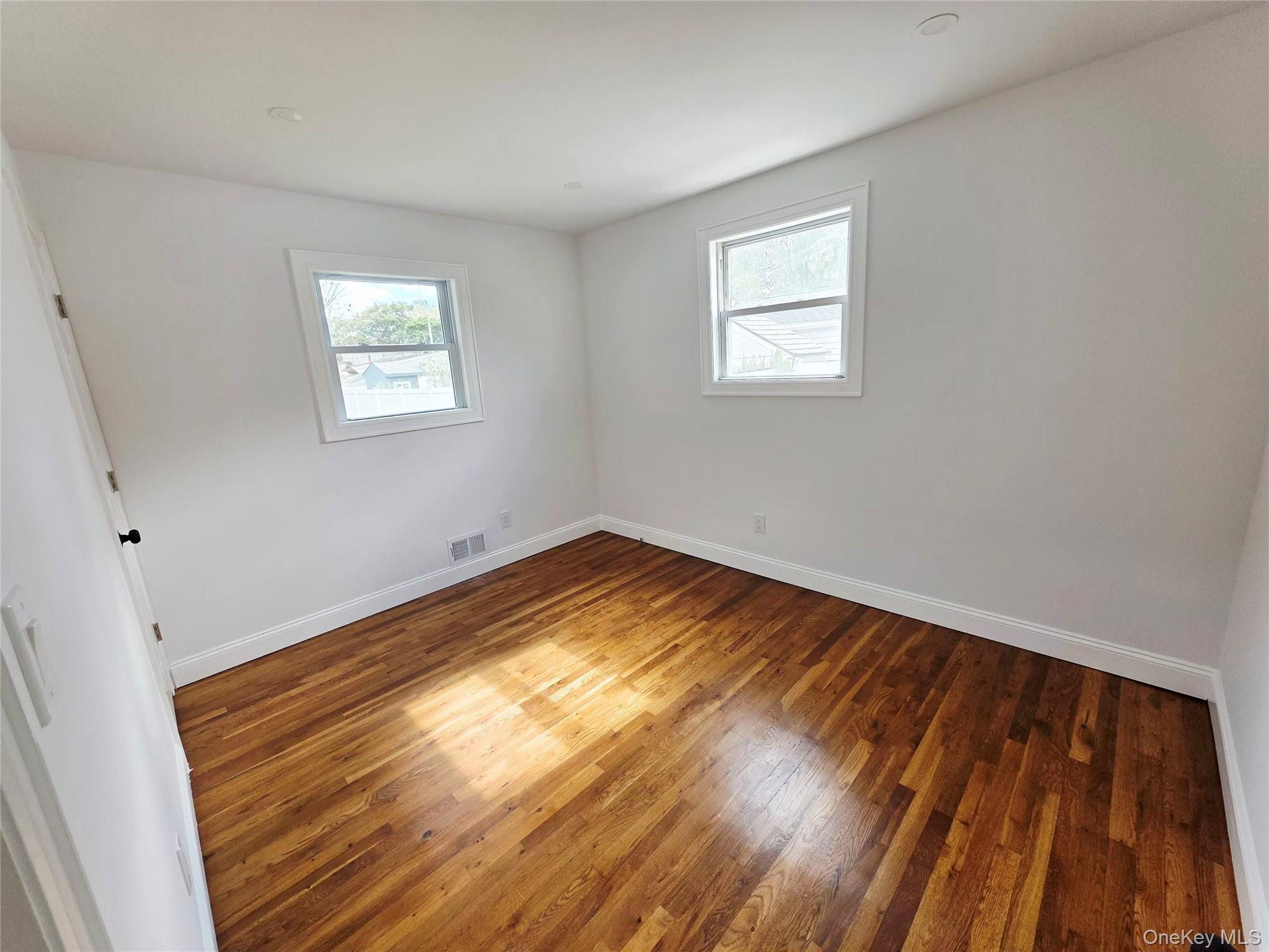 #11 photo, 26 Midday Drive, サフォーク郡 Centereach , NY 11720