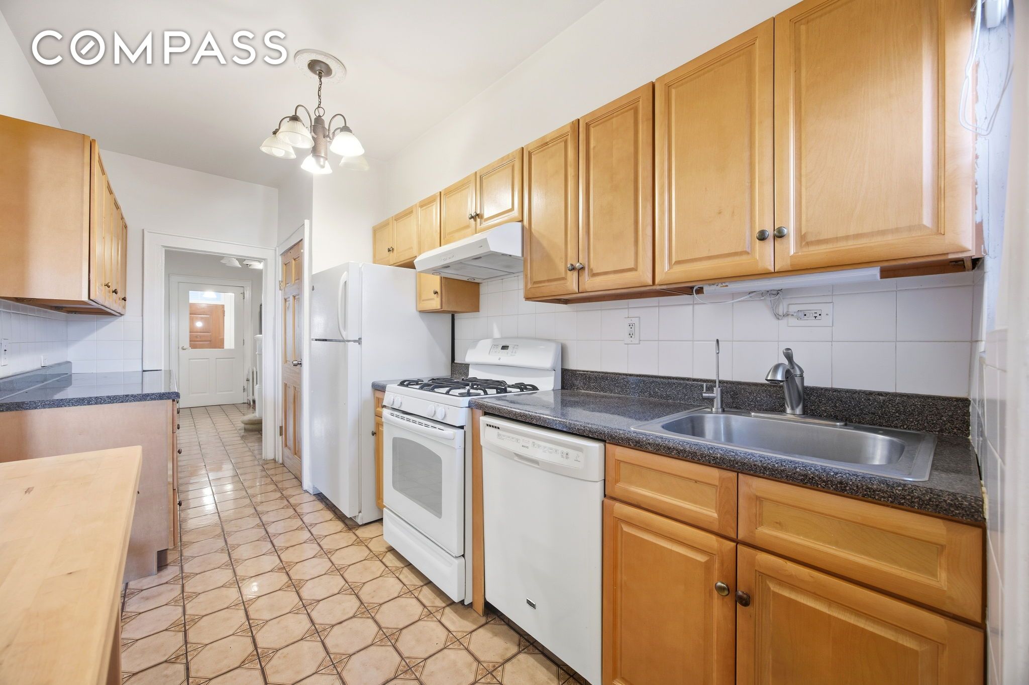 #10 photo, 22-44 43rd Street, クイーンズ区 Astoria , NY 11105