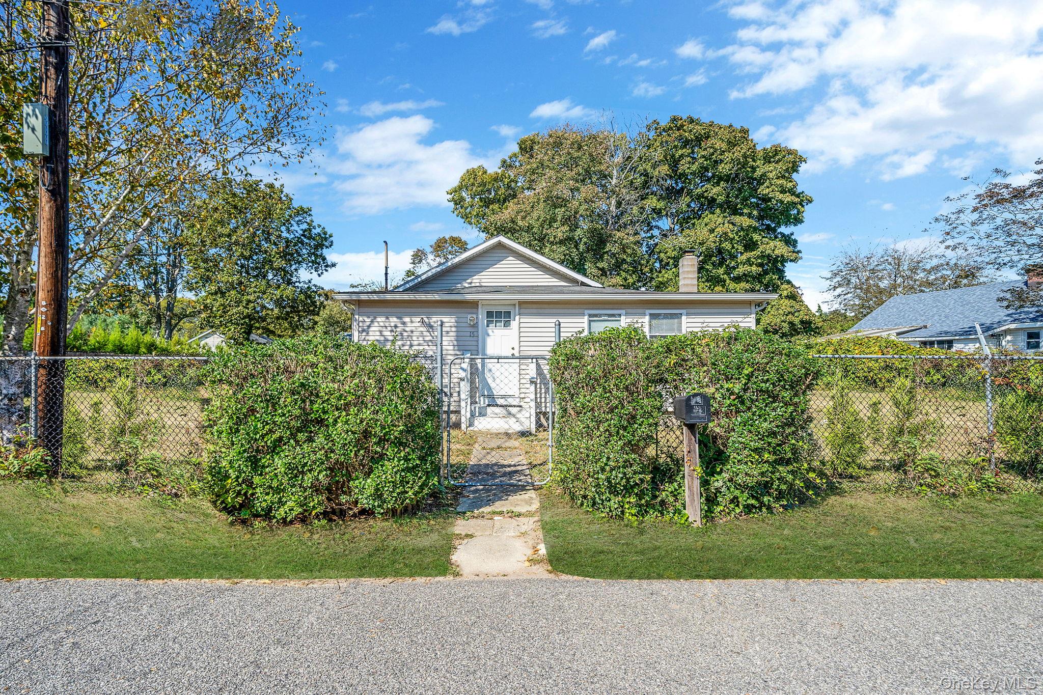 #1 photo, 15 Sayville Road, サフォーク郡 Mastic Beach , NY 11951