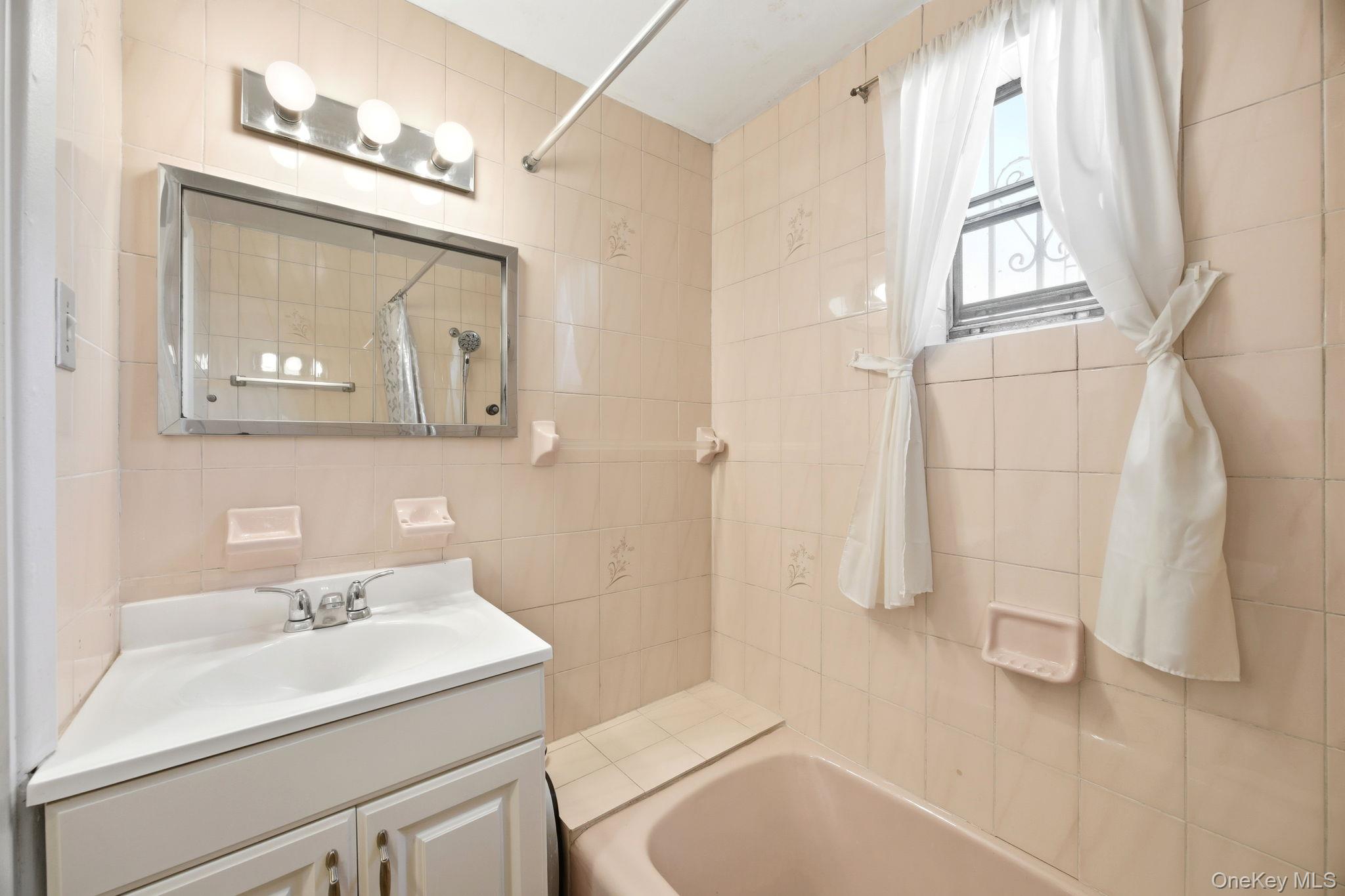 #10 photo, 2244 43rd Street, クイーンズ区 Astoria , NY 11105