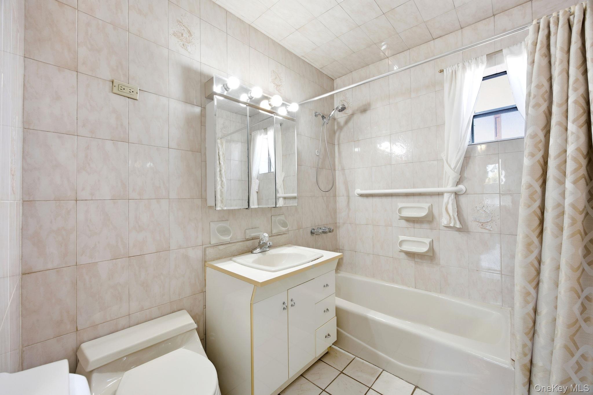 #15 photo, 2244 43rd Street, クイーンズ区 Astoria , NY 11105