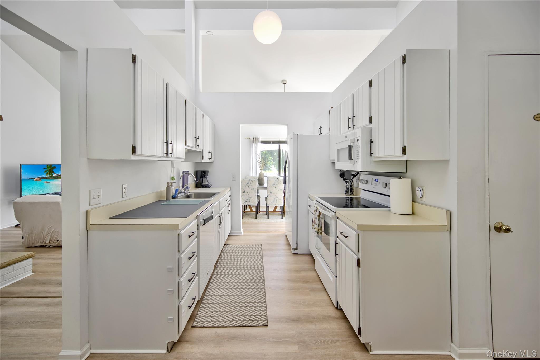 #7 photo, 8 School Street, サフォーク郡 Hampton Bays , NY 11946