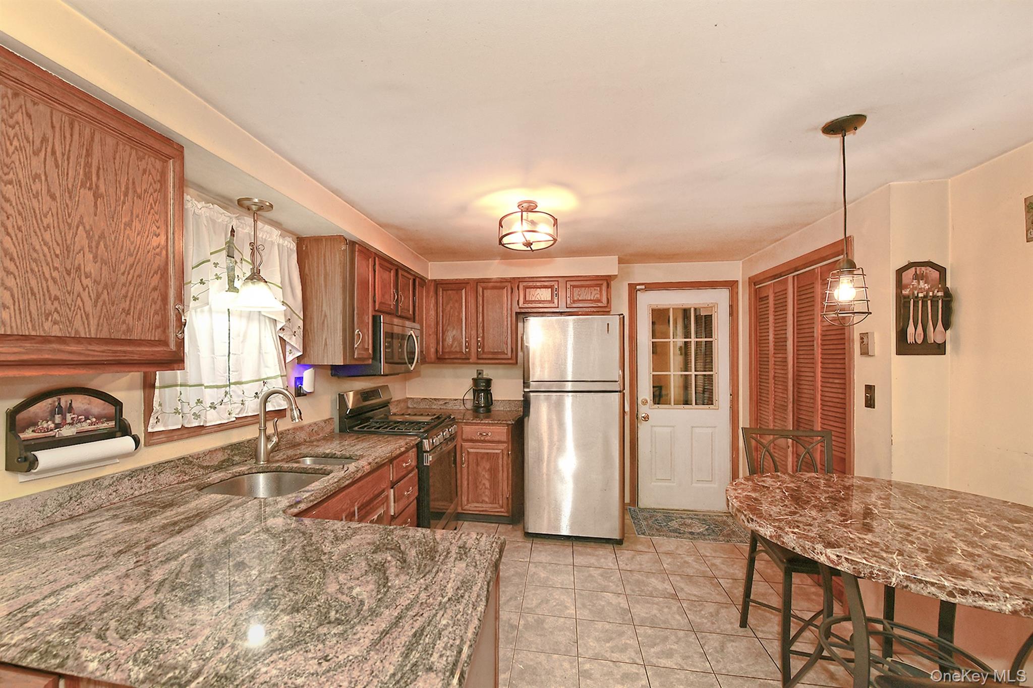 #4 photo, 87 9th Avenue, サフォーク郡 Holtsville , NY 11742