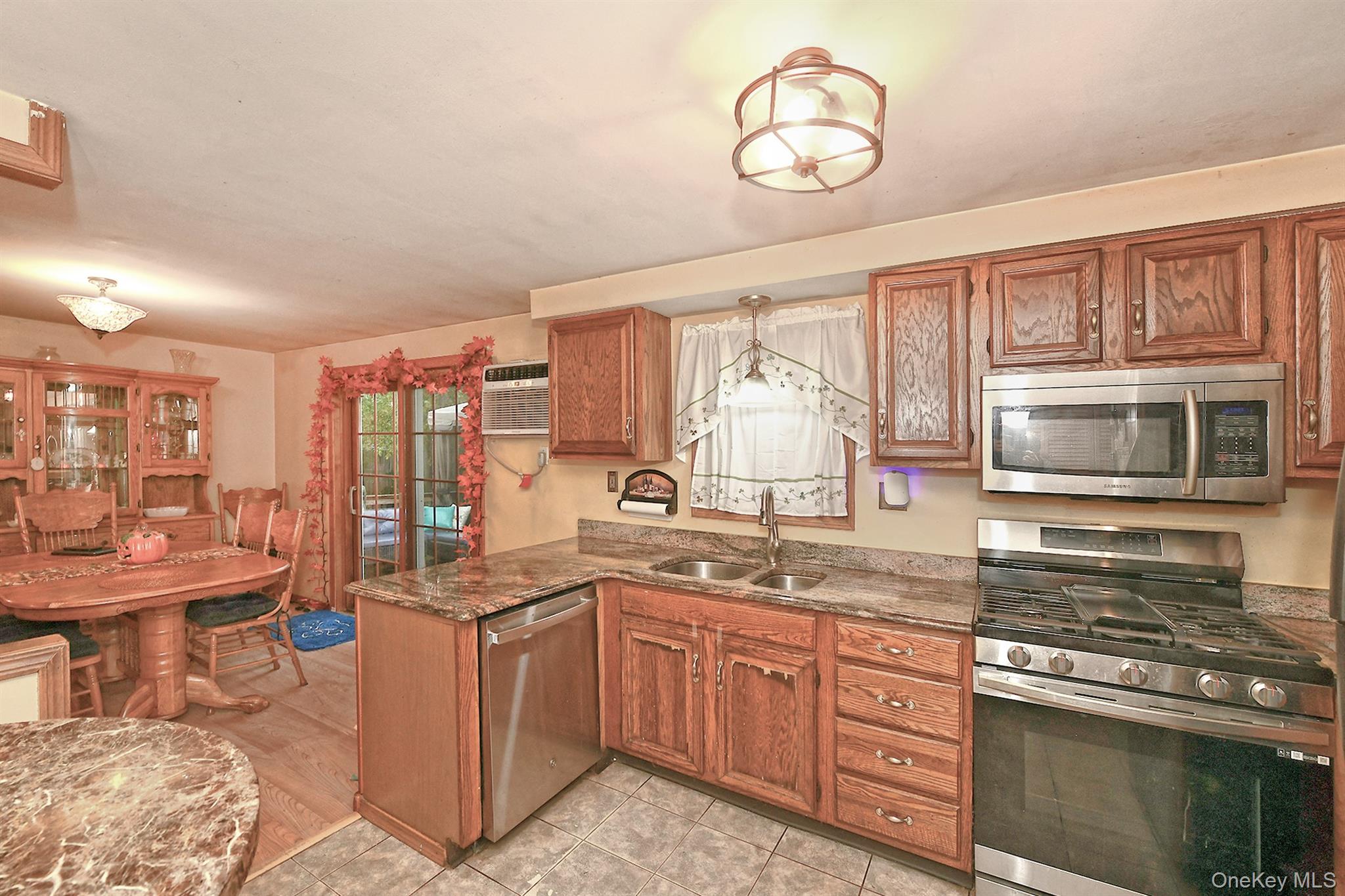 #5 photo, 87 9th Avenue, サフォーク郡 Holtsville , NY 11742