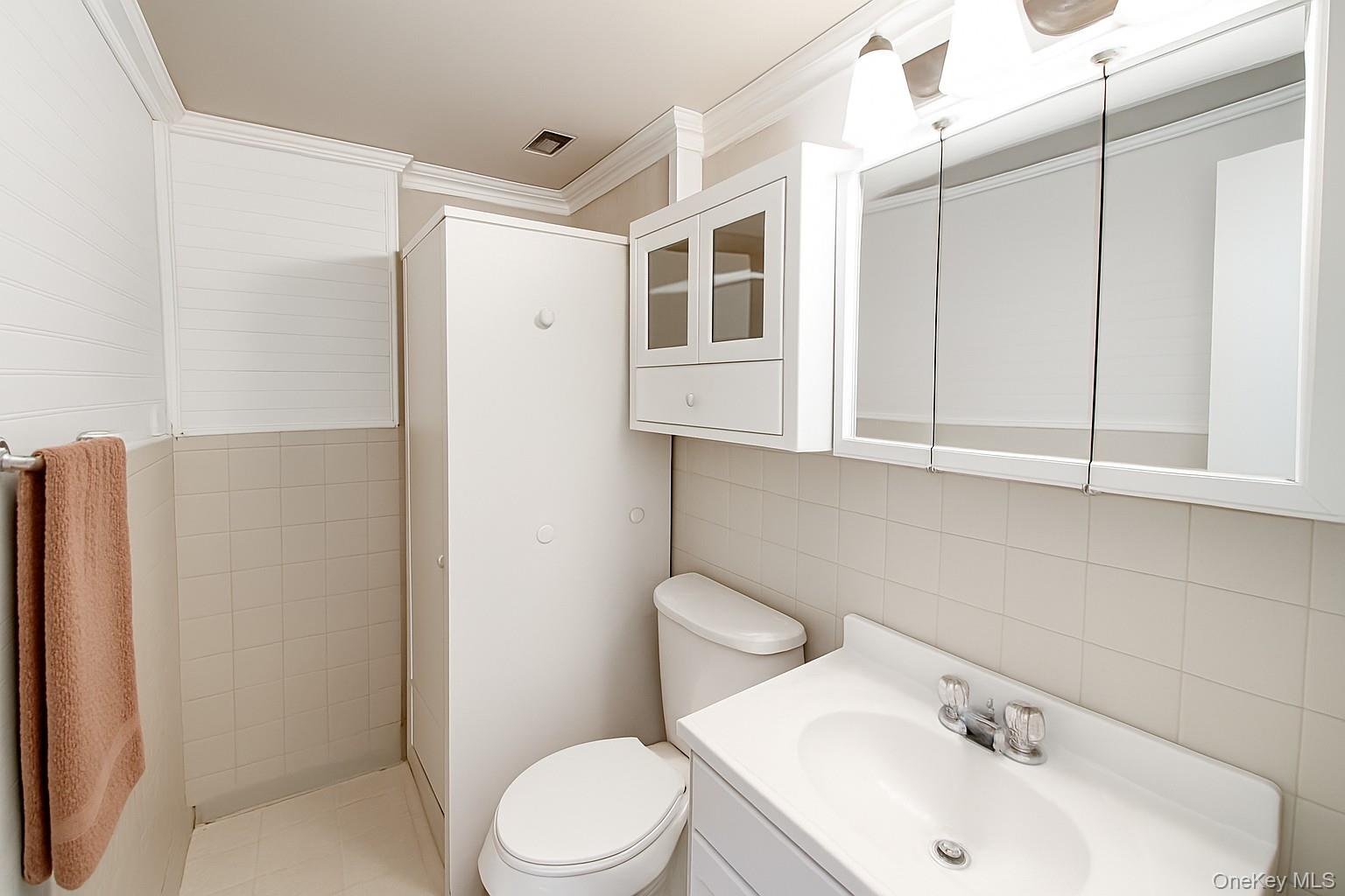 #14 photo, 635 S Wellwood Avenue, サフォーク郡 Lindenhurst , NY 11757