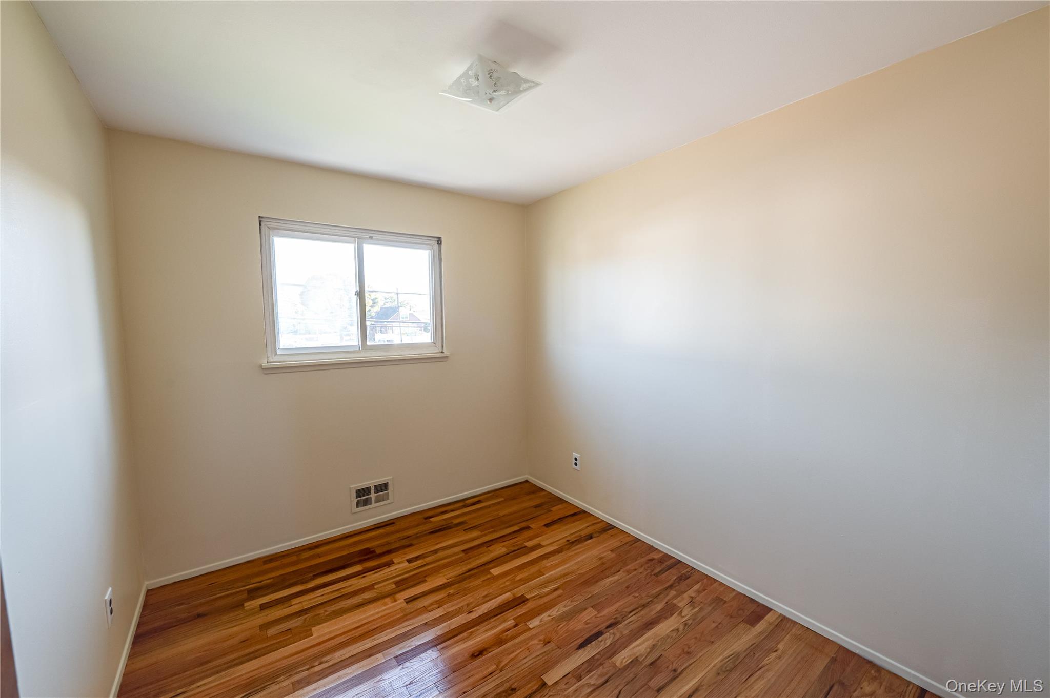 #7 photo, 635 S Wellwood Avenue, サフォーク郡 Lindenhurst , NY 11757