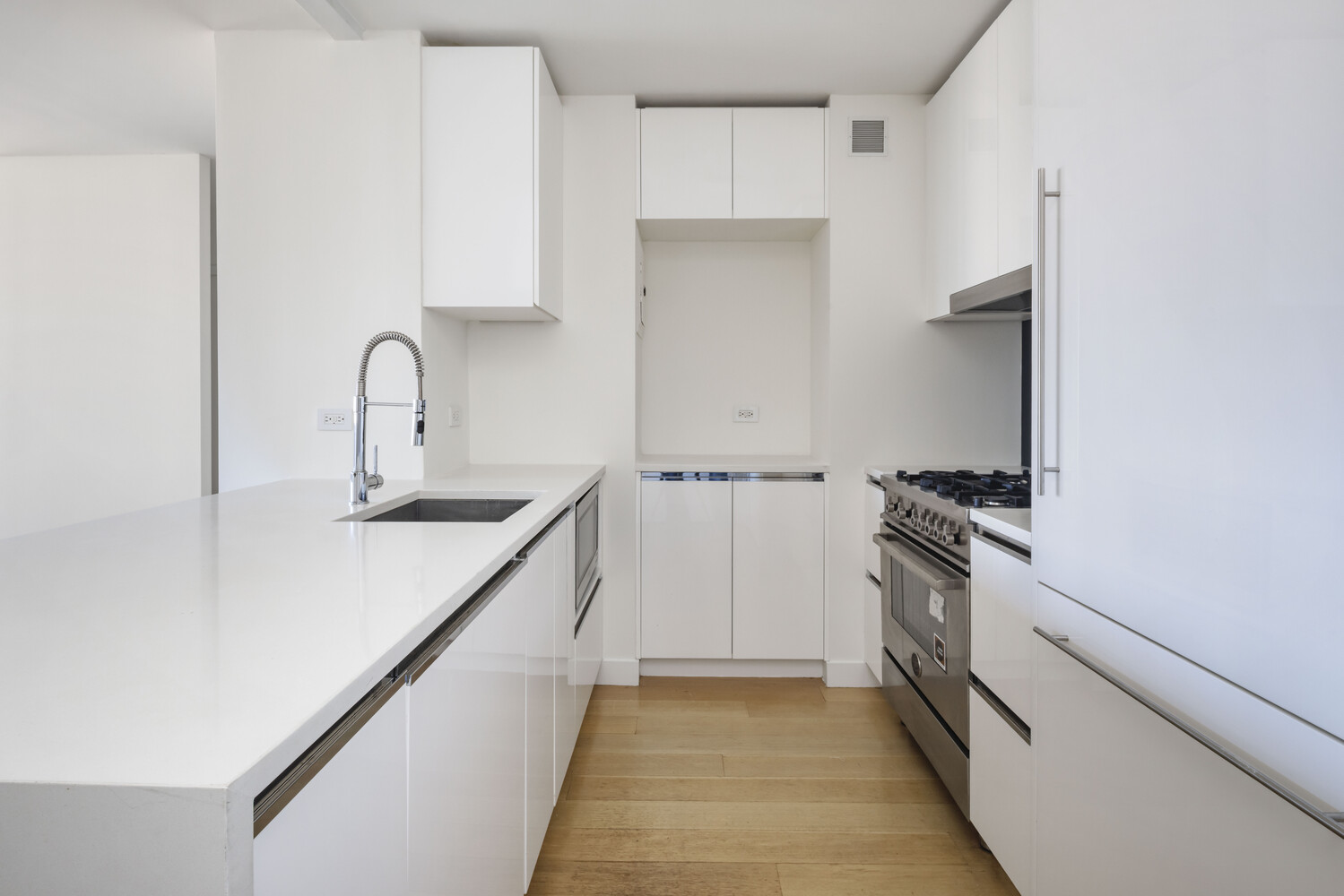 #8 photo, 301 W 53RD Street, マンハッタン Hells Kitchen , NY 10019